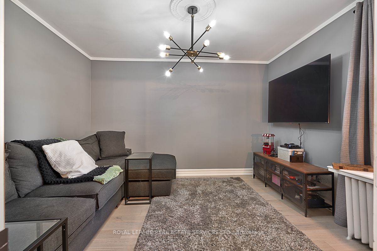 38 John St S
