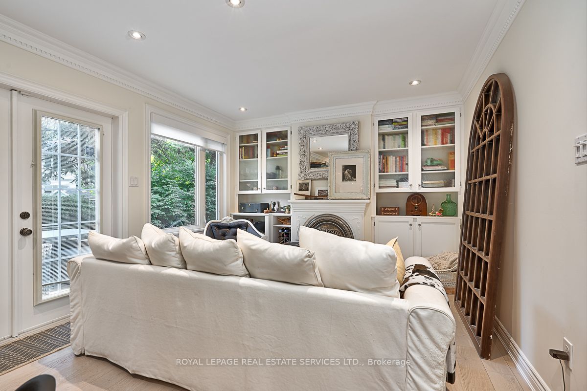 38 John St S