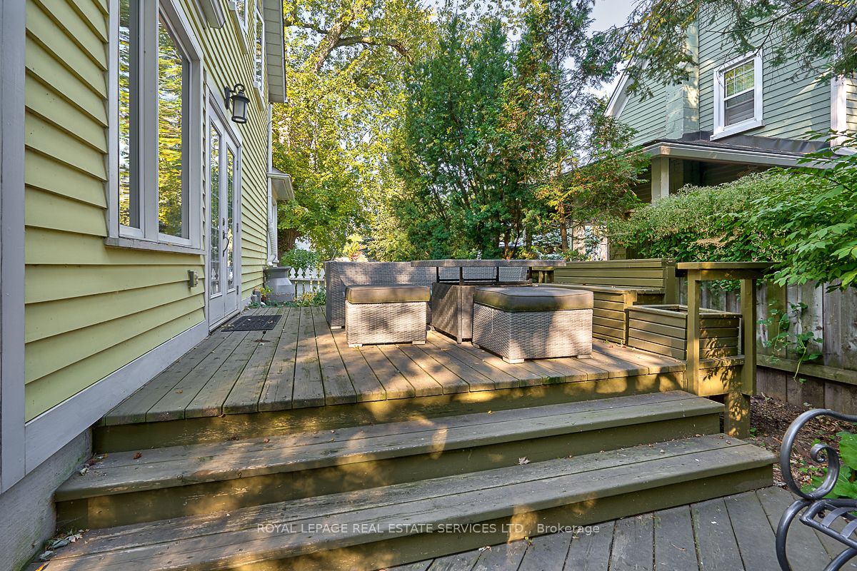 38 John St S