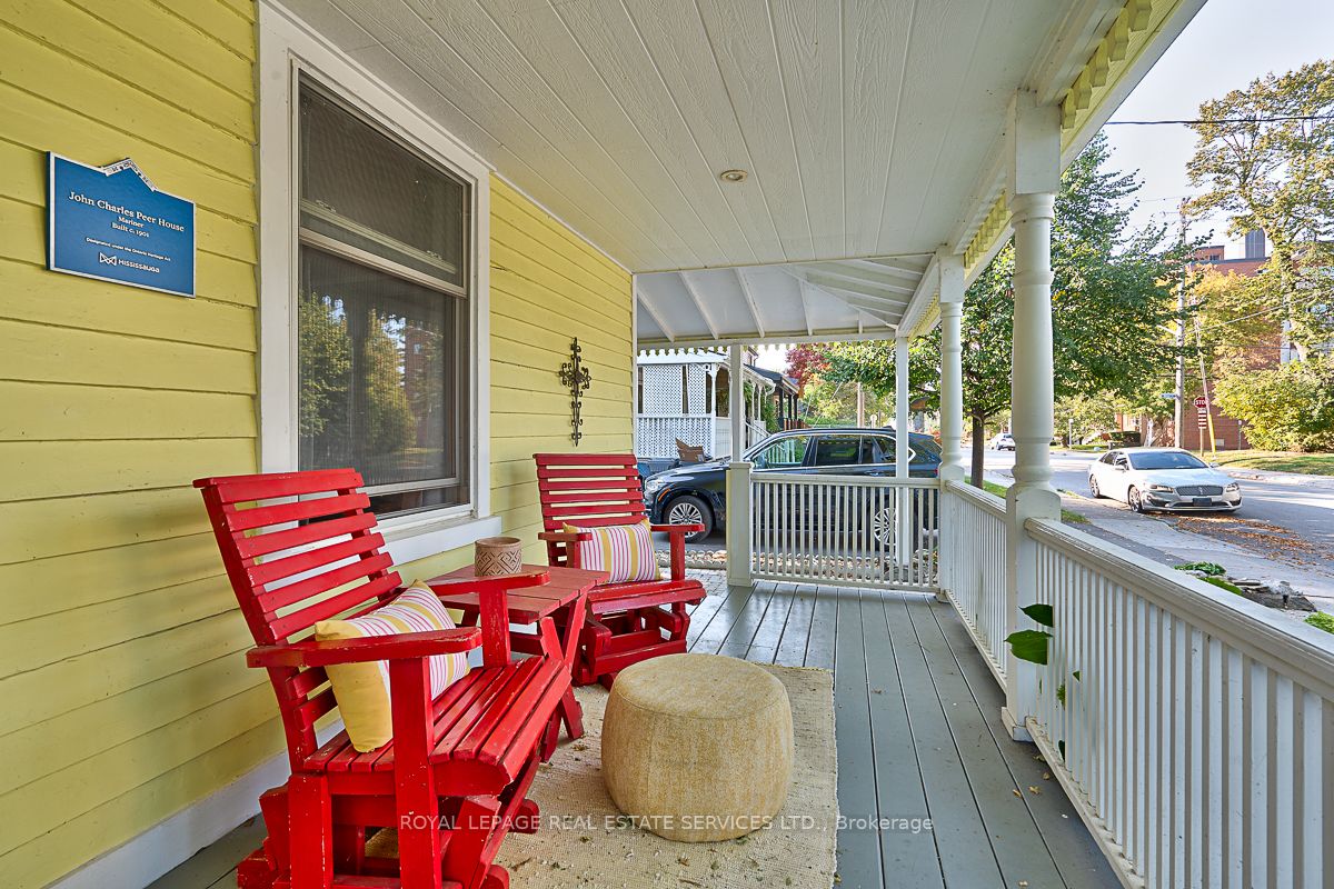38 John St S