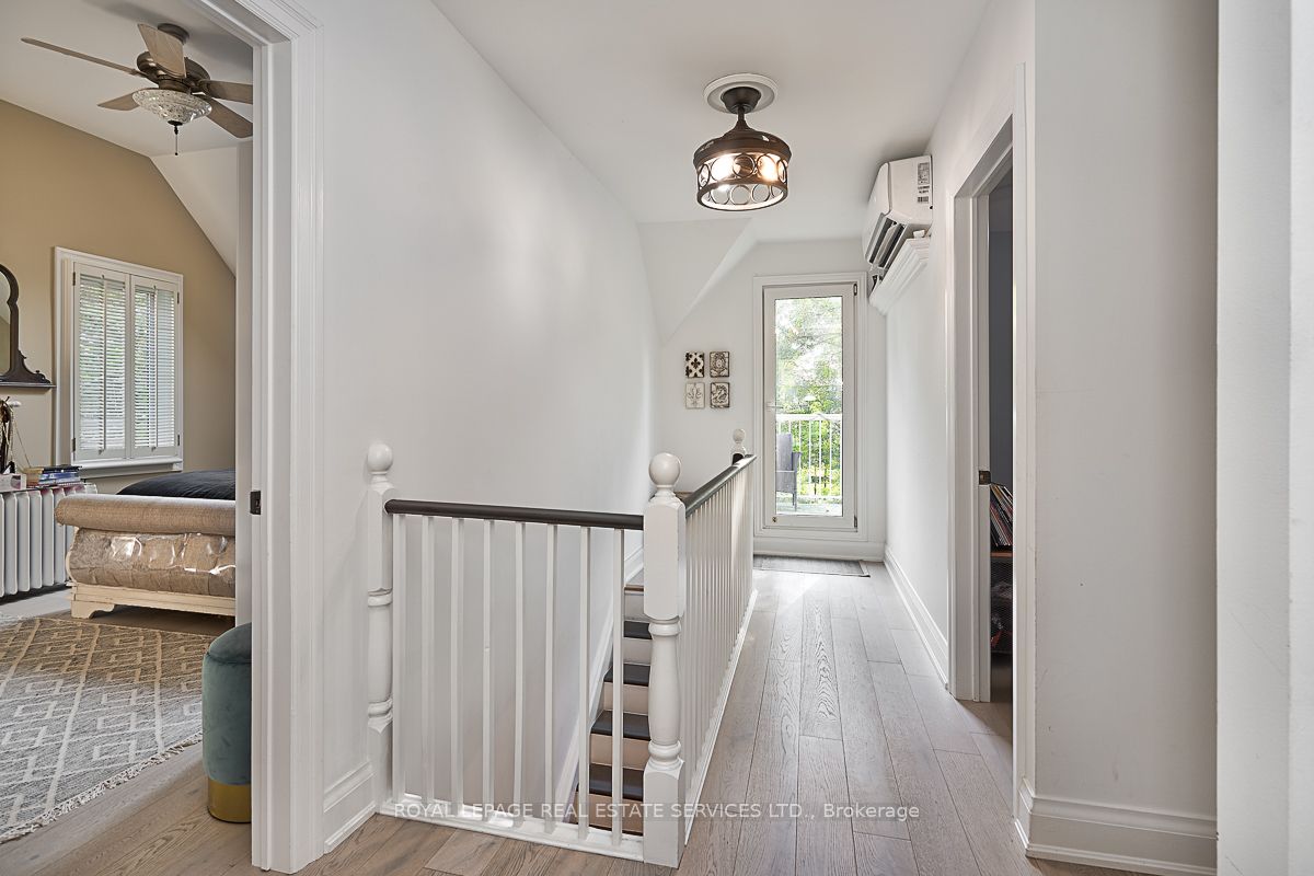 38 John St S