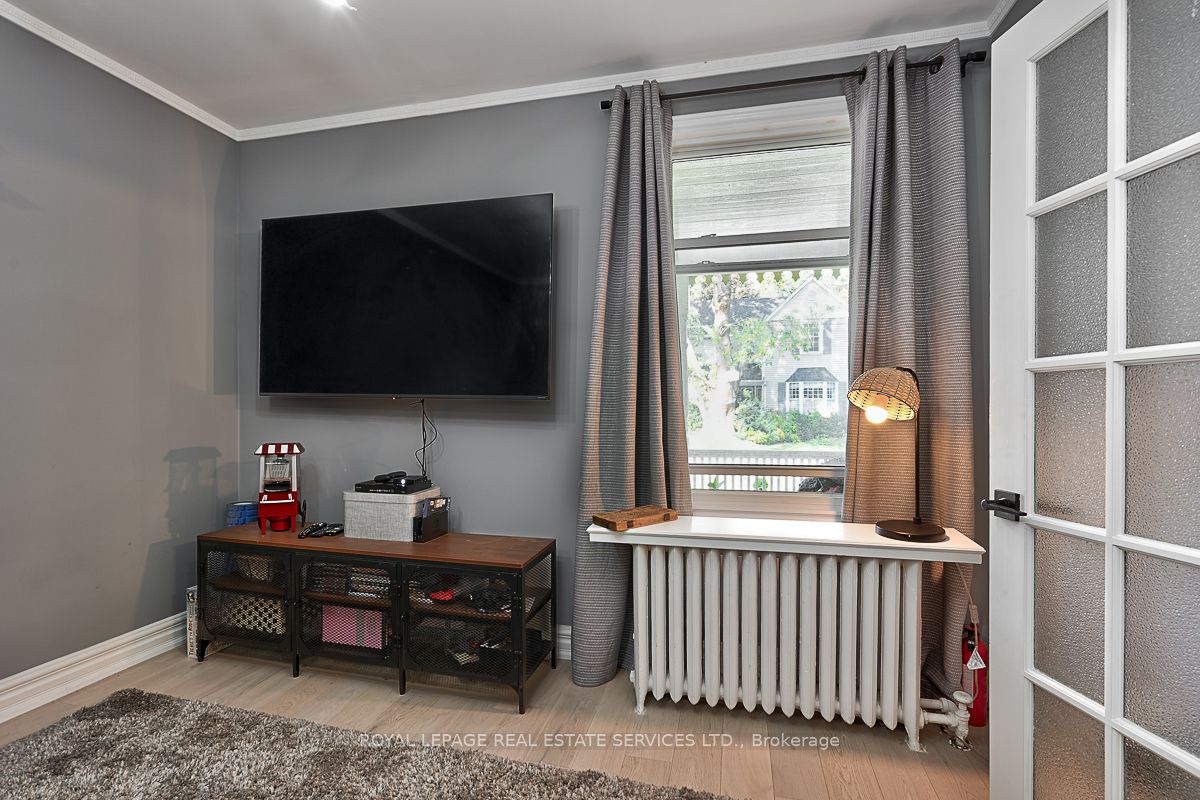 38 John St S