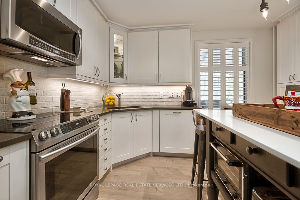 38 John St S