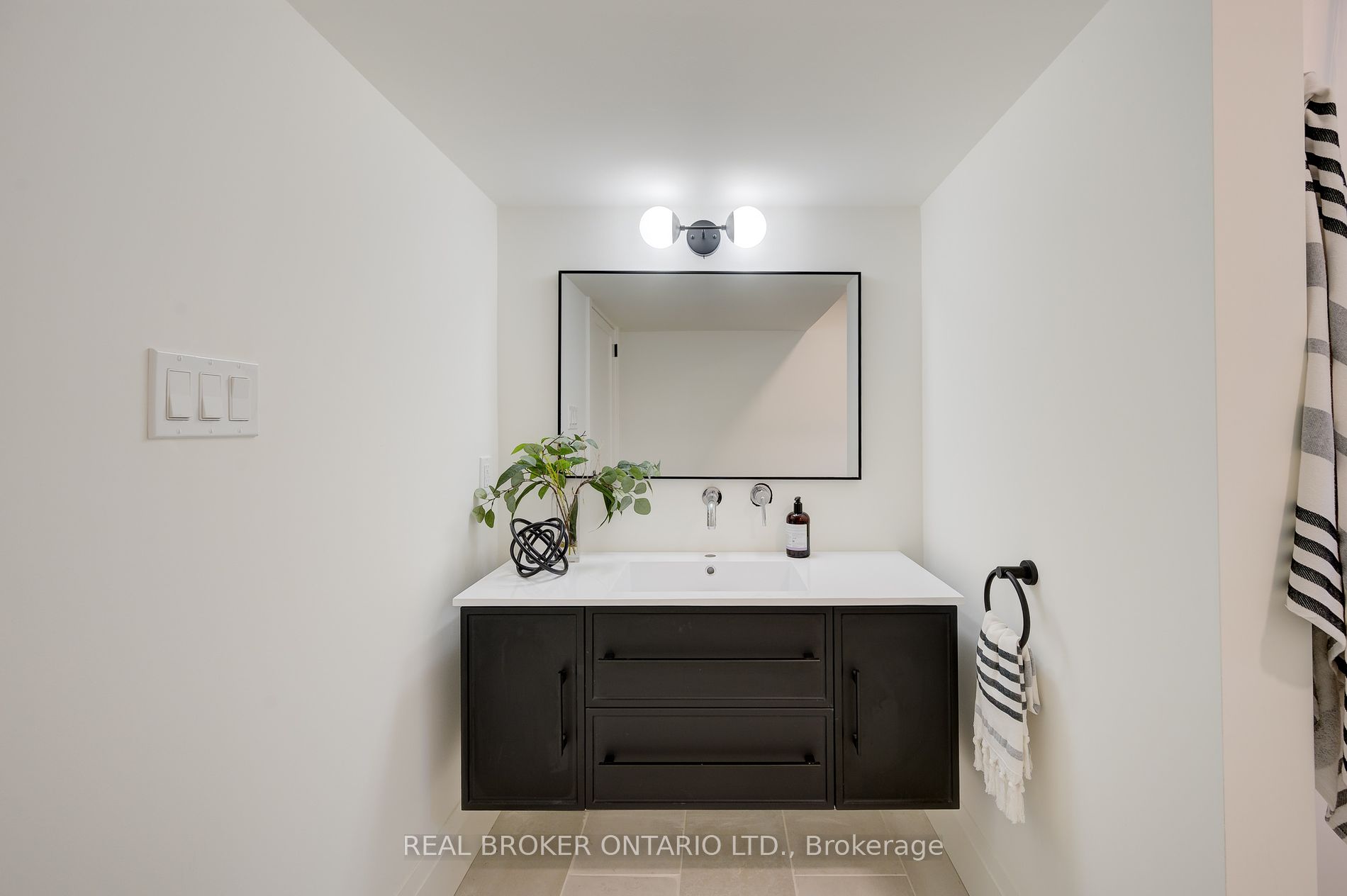 488 Holtby Ave