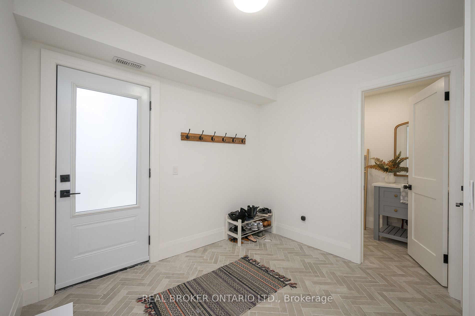 488 Holtby Ave