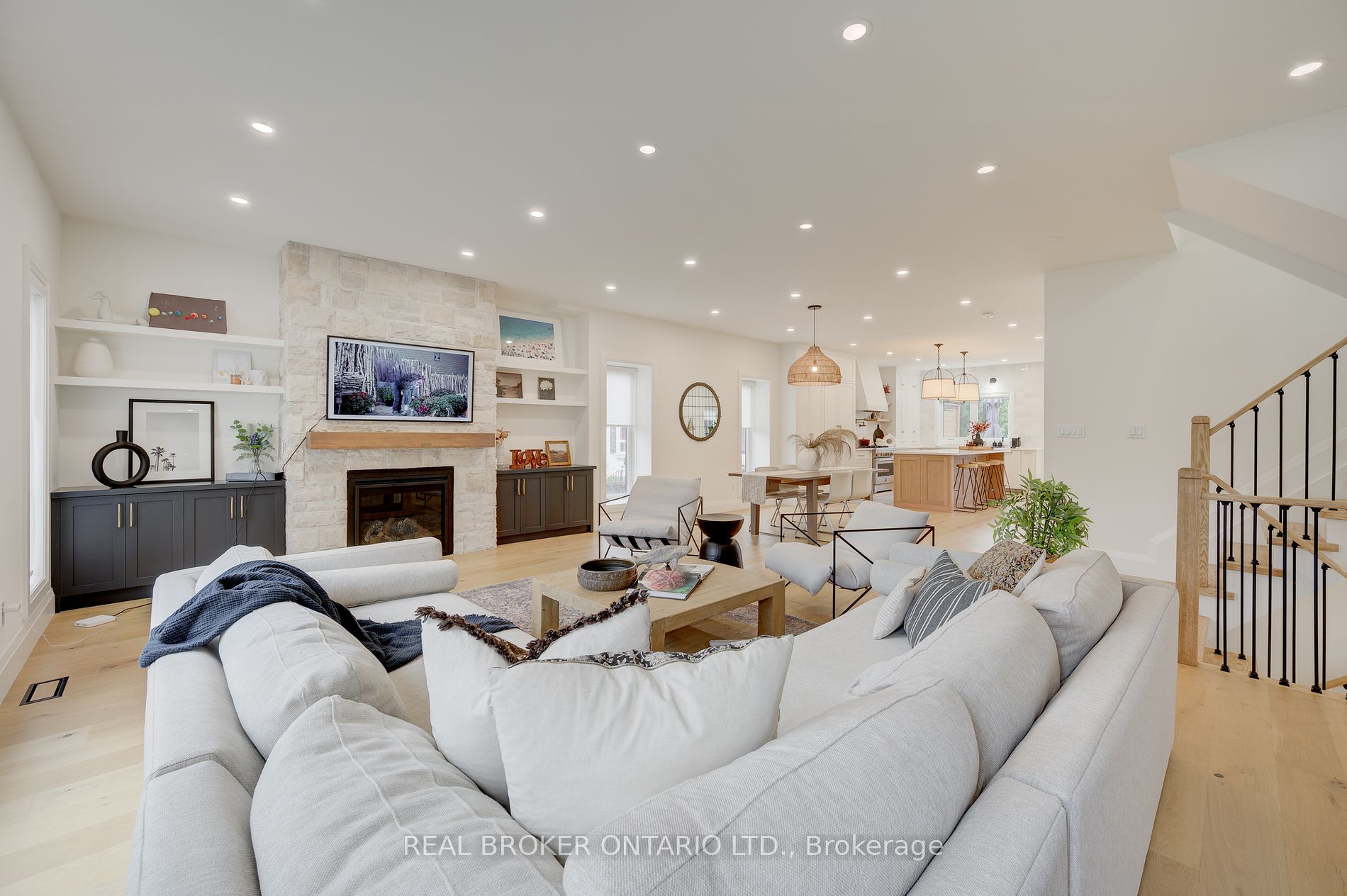 488 Holtby Ave