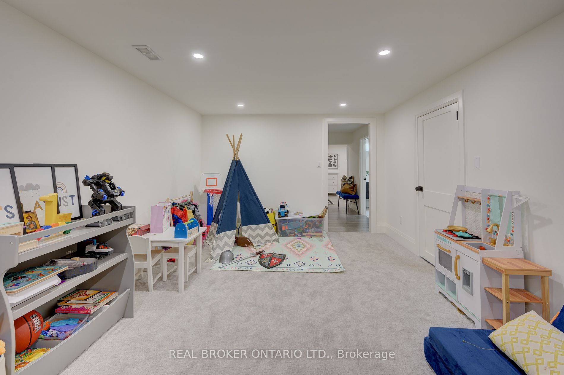 488 Holtby Ave