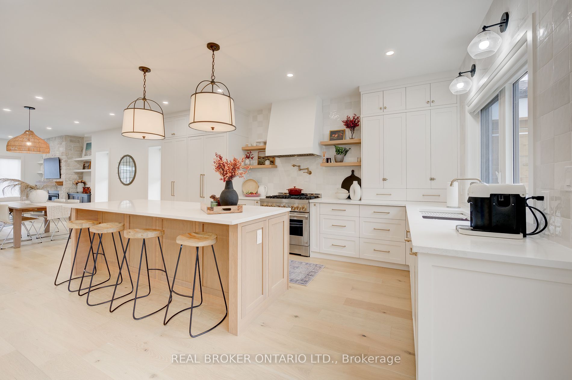 488 Holtby Ave