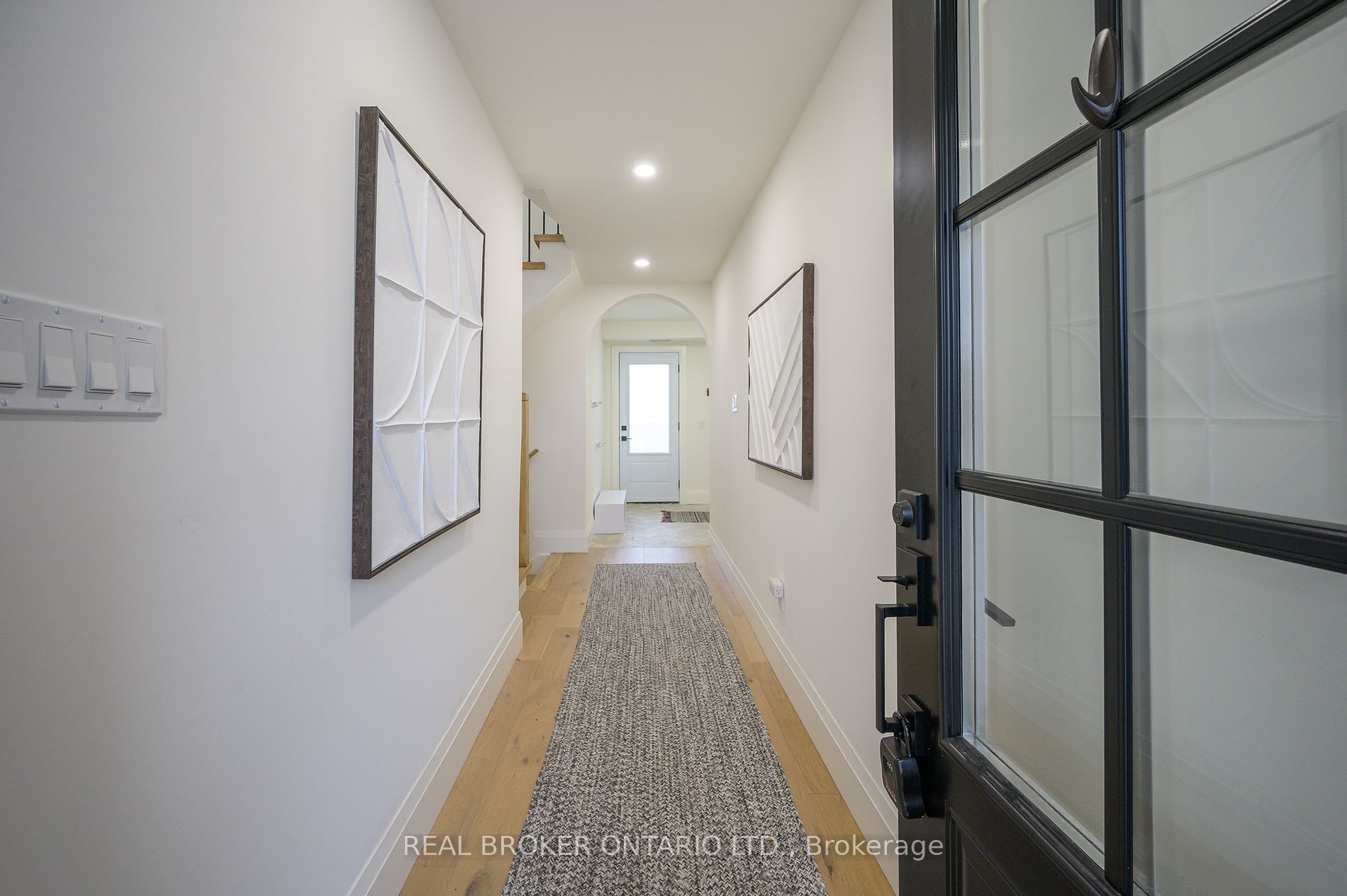 488 Holtby Ave