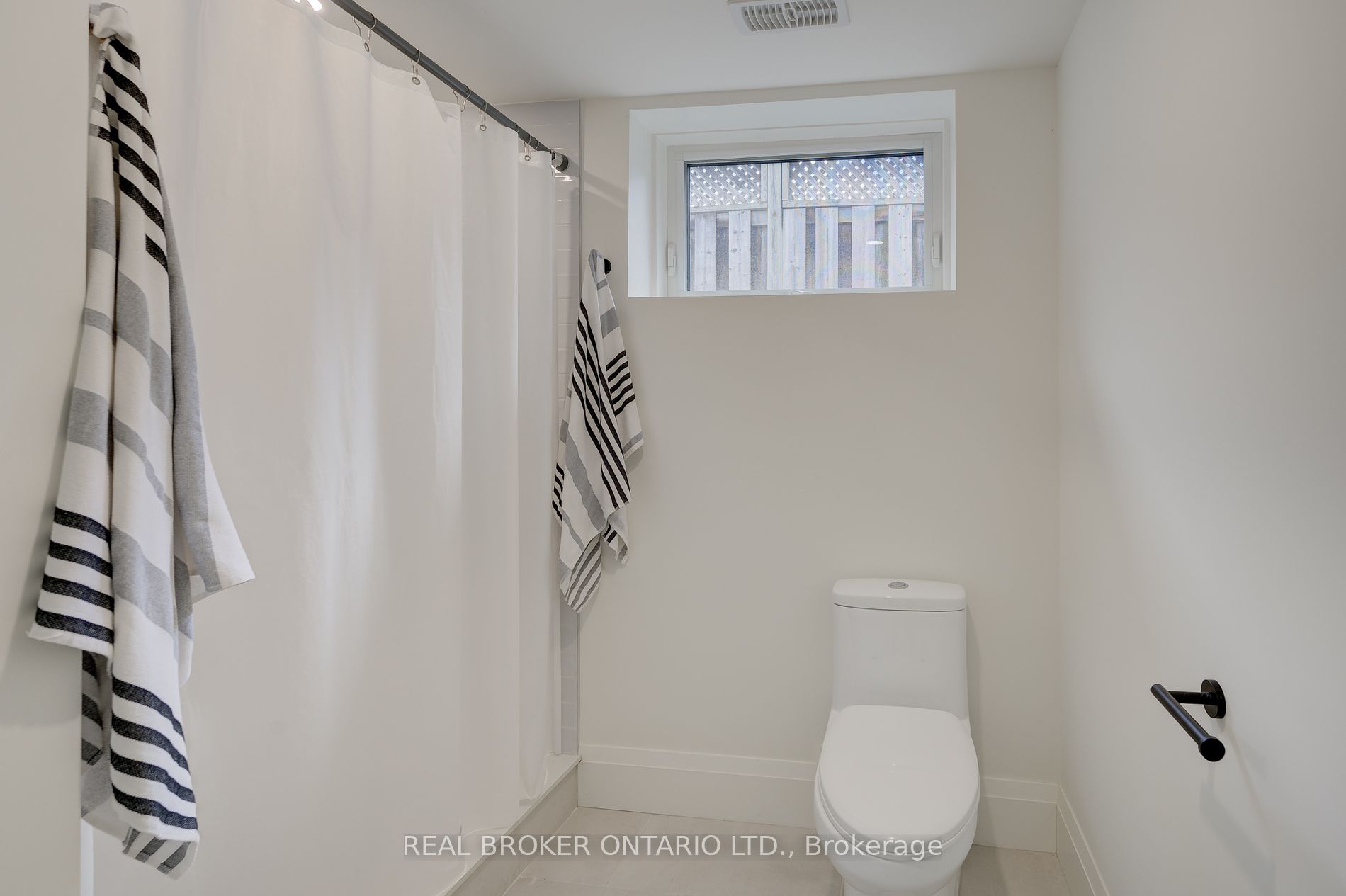 488 Holtby Ave