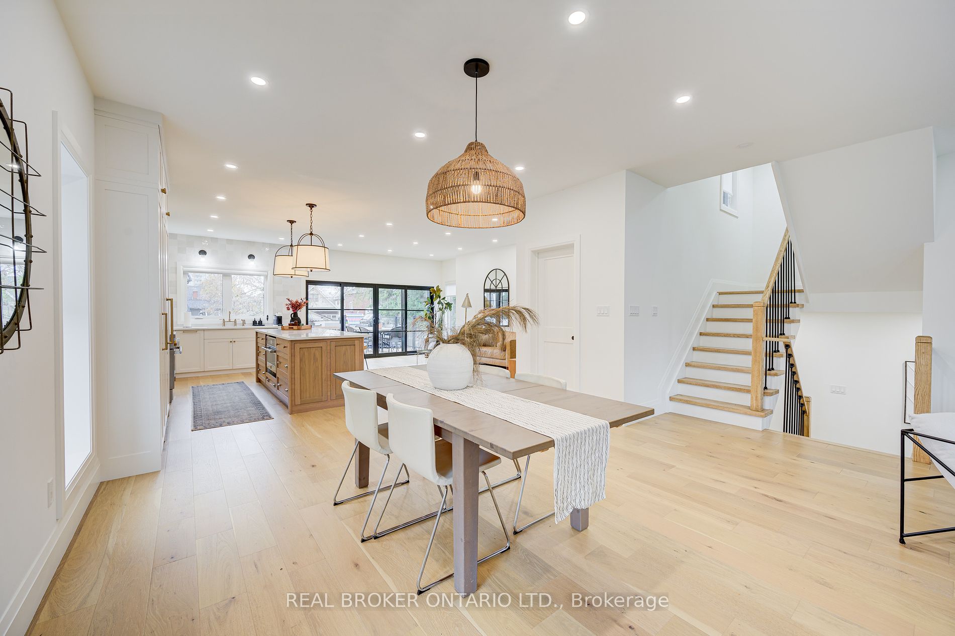 488 Holtby Ave