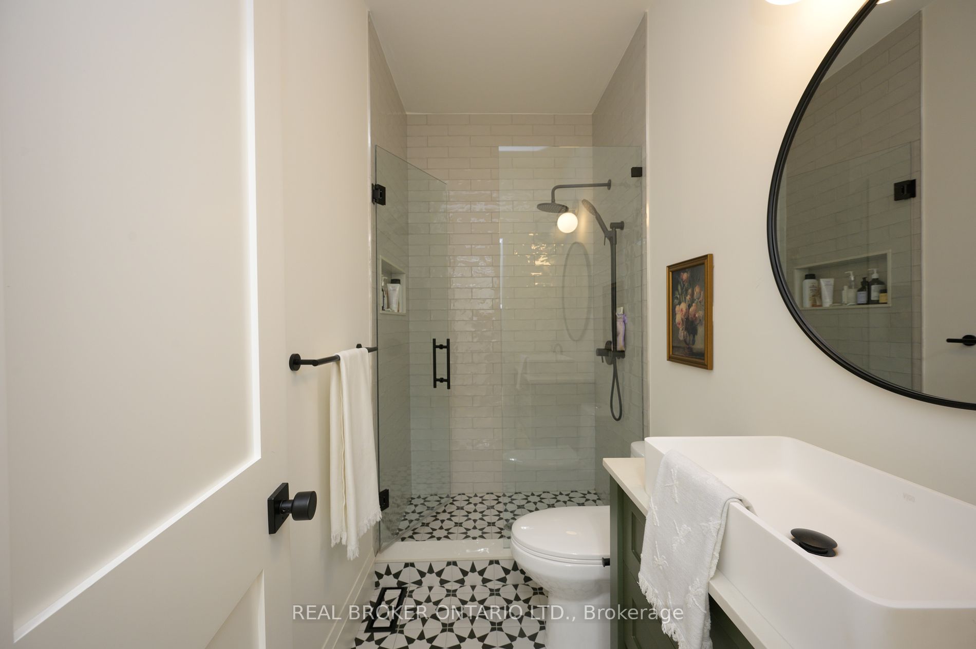 488 Holtby Ave