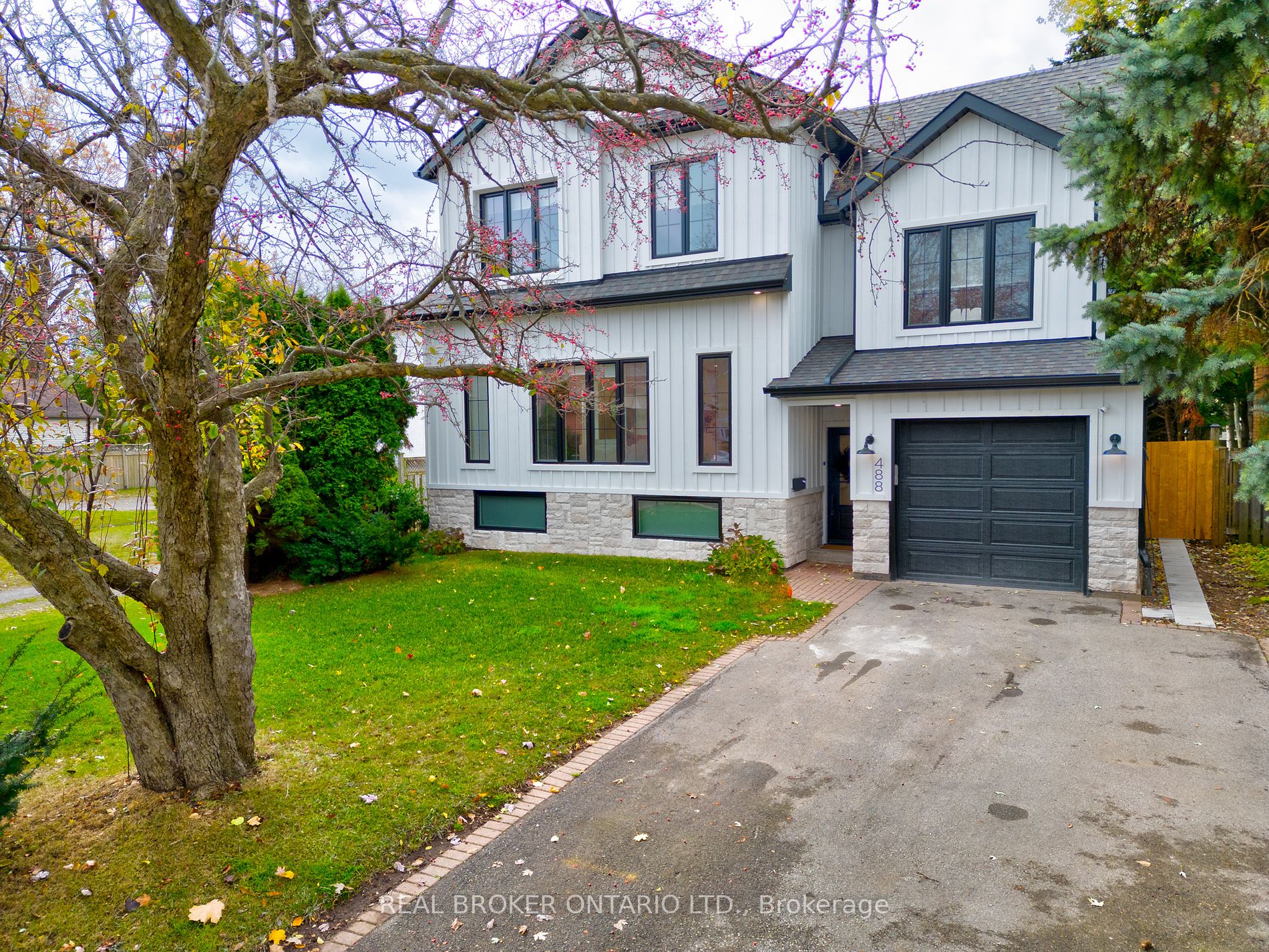 488 Holtby Ave