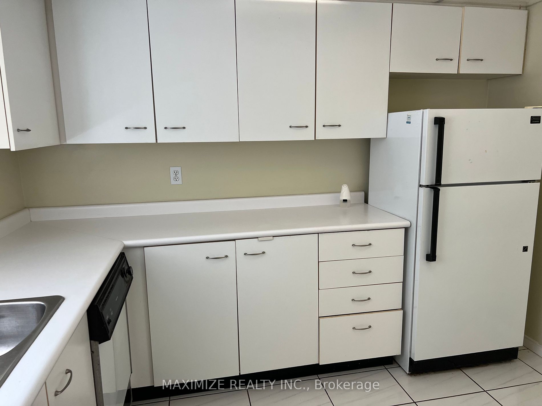 155 Hillcrest Avenue S #403
