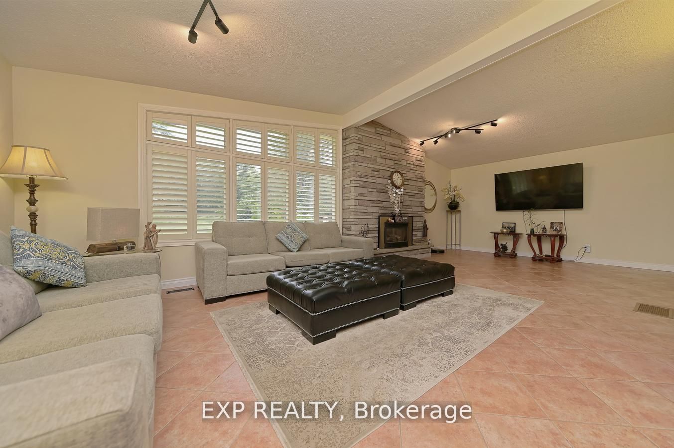 16 Cedar Dr