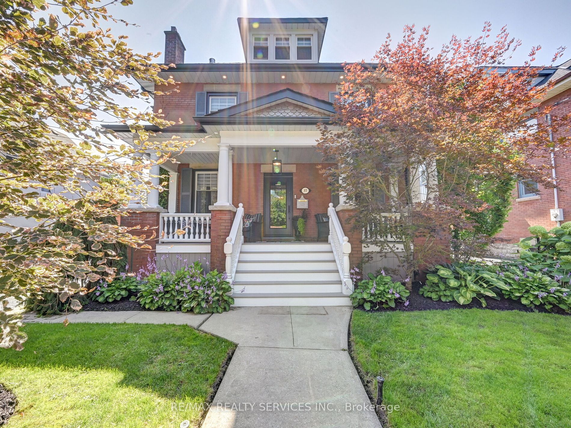 37 Elizabeth St S