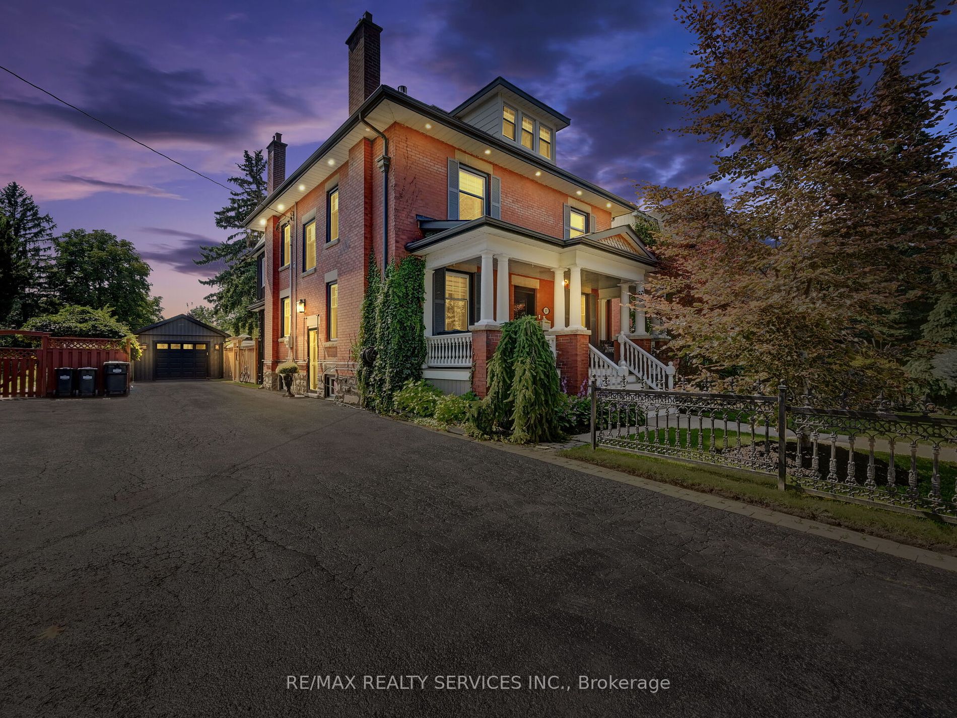 37 Elizabeth St S