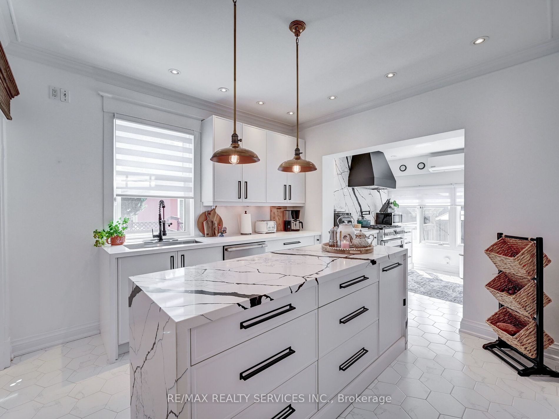 37 Elizabeth St S