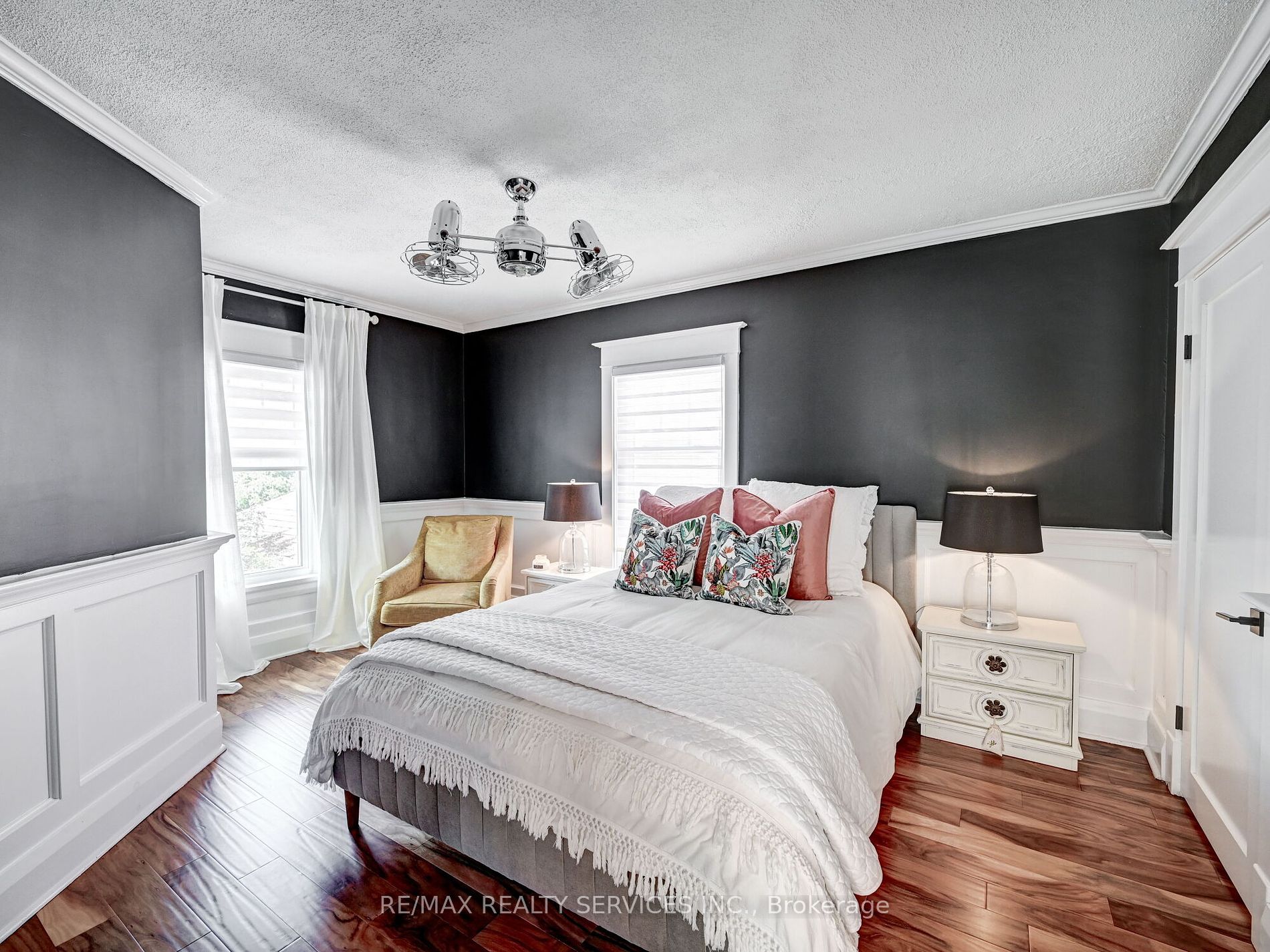37 Elizabeth St S