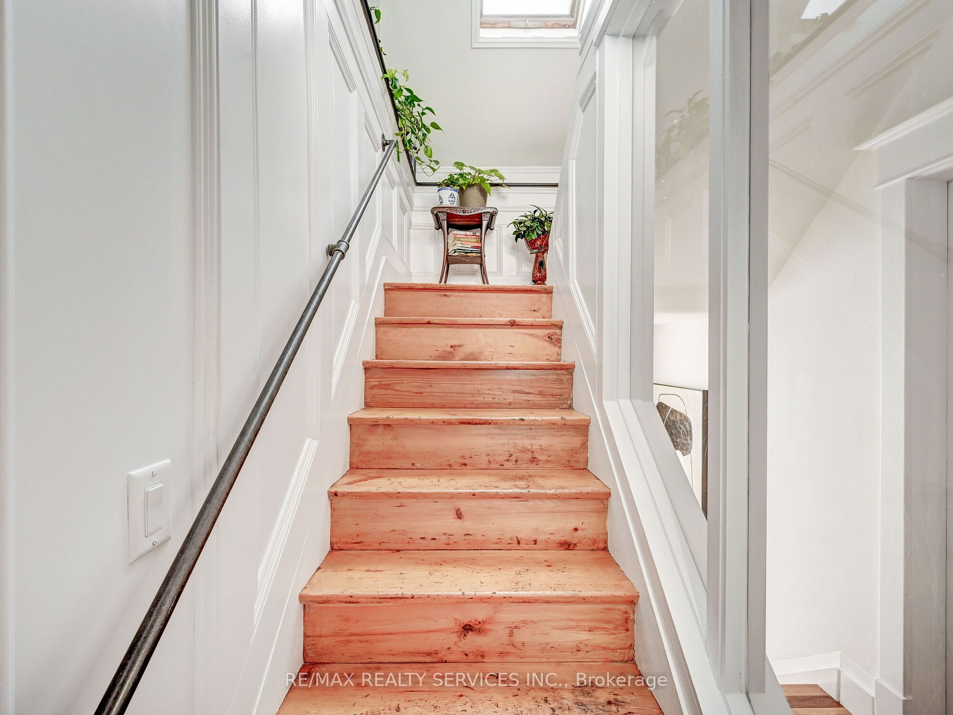 37 Elizabeth St S