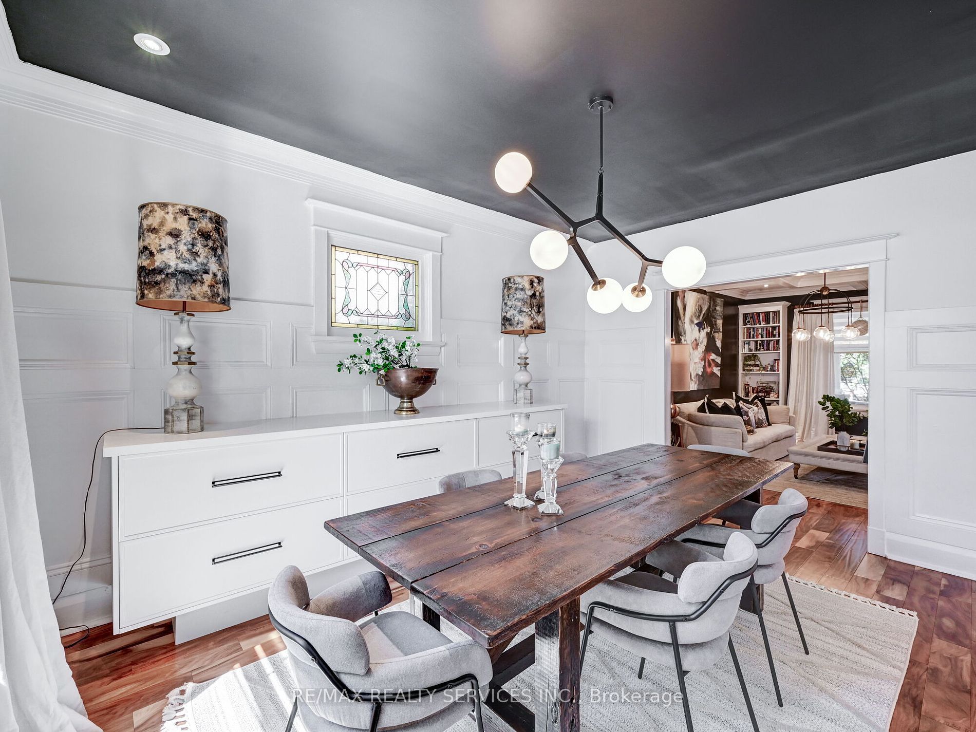 37 Elizabeth St S