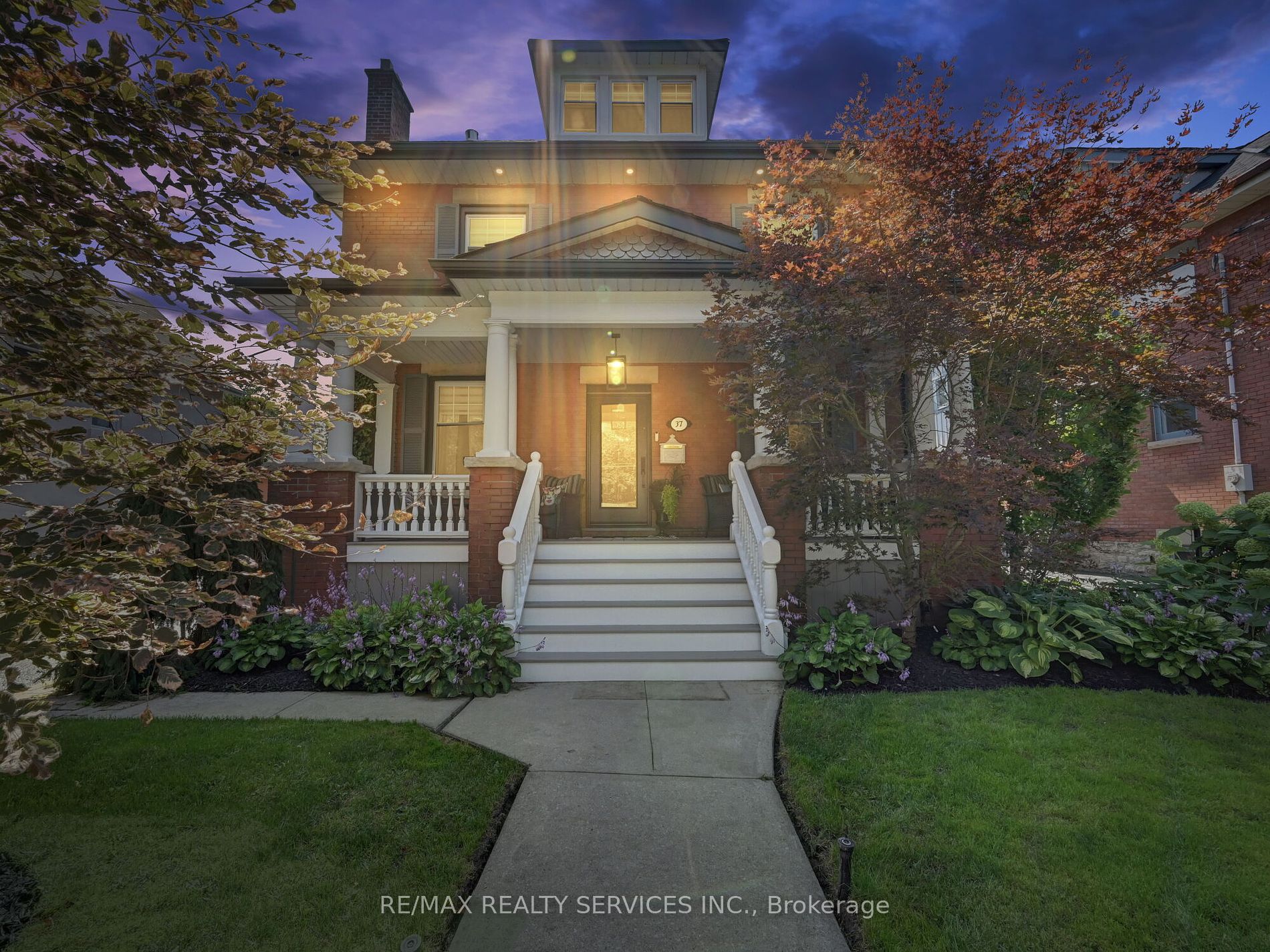 37 Elizabeth St S