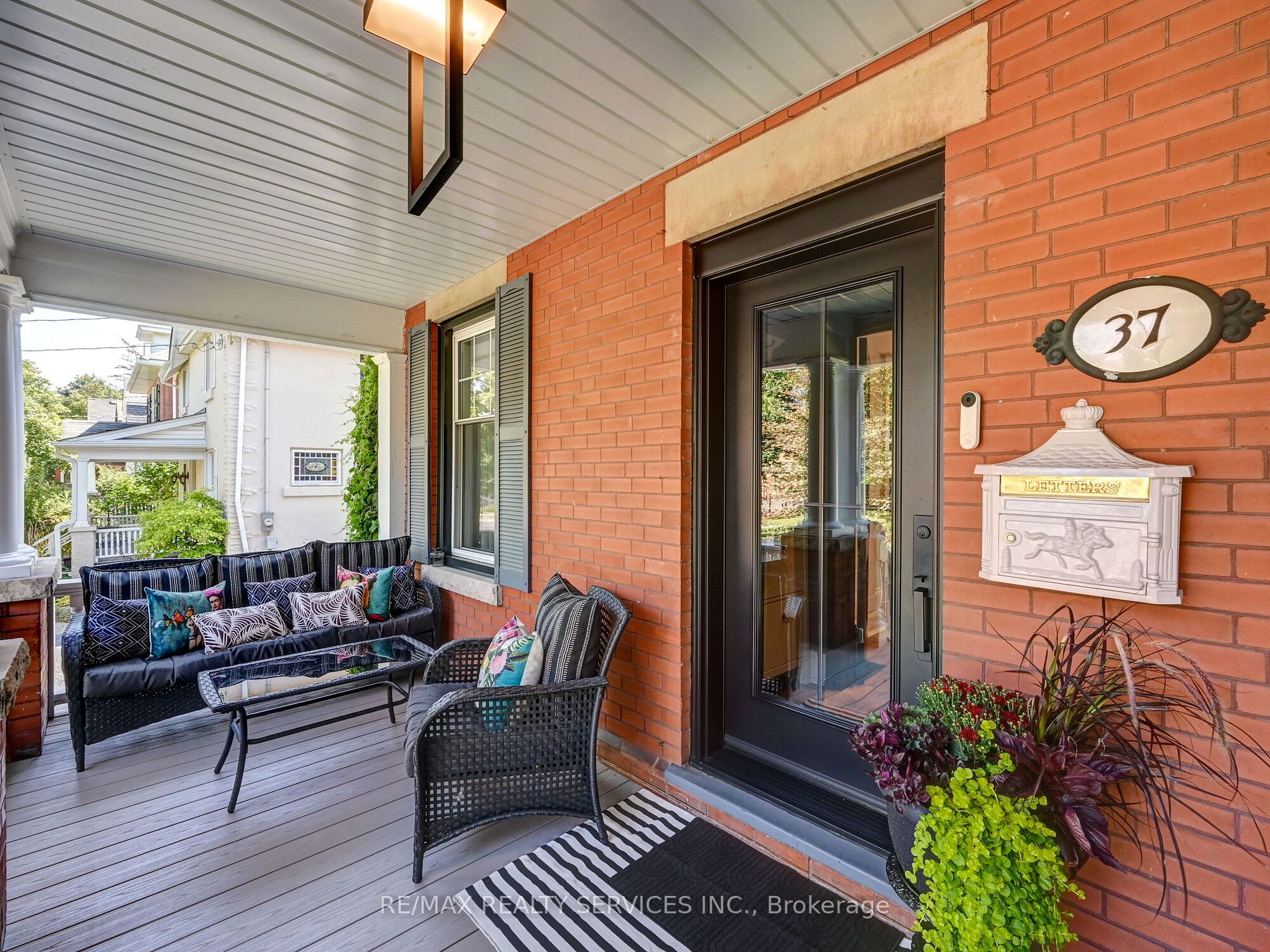 37 Elizabeth St S