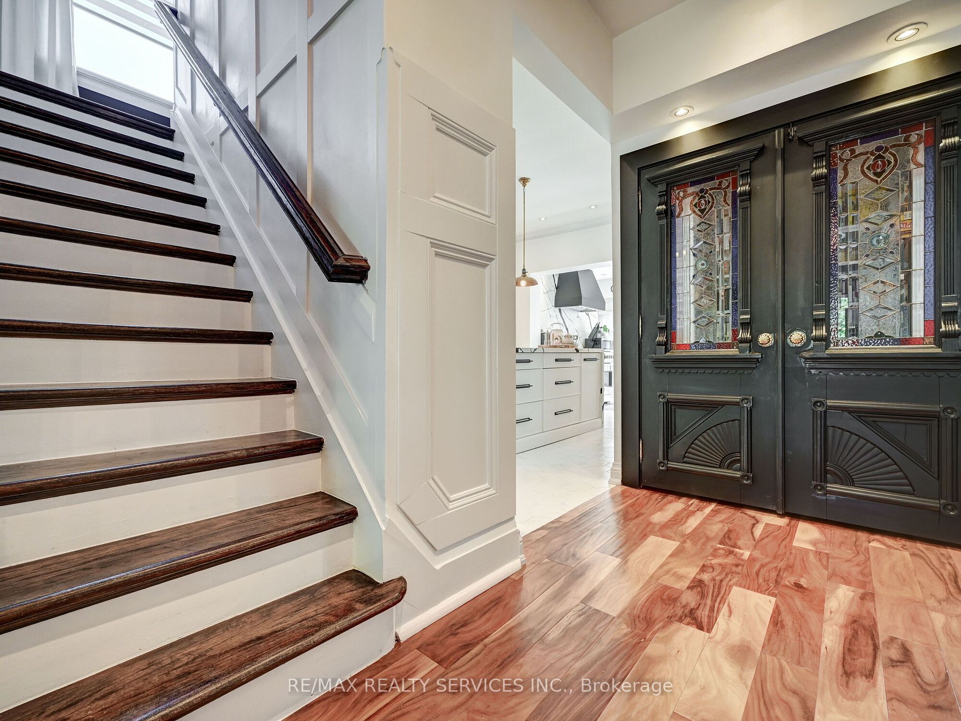 37 Elizabeth St S