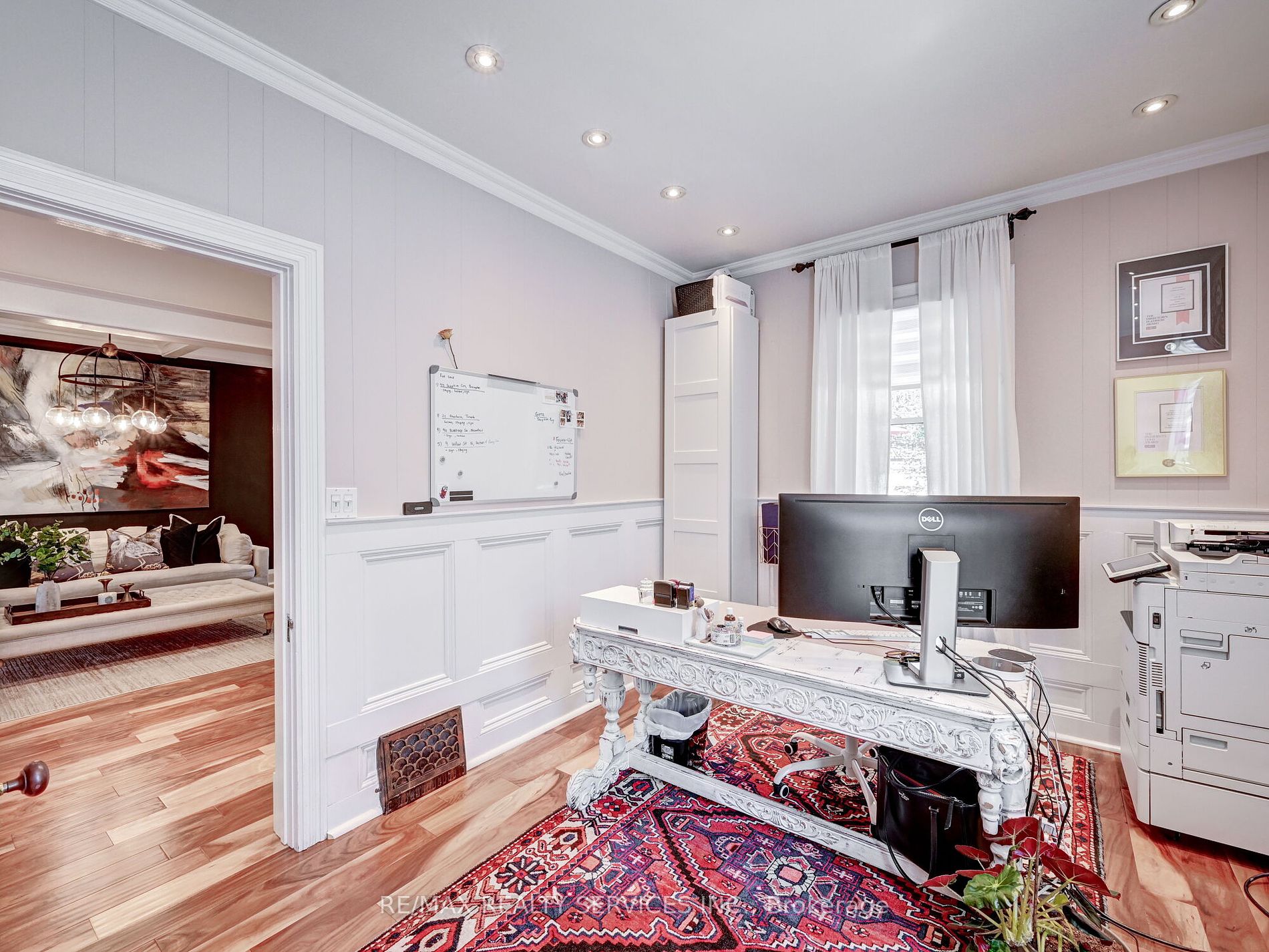37 Elizabeth St S