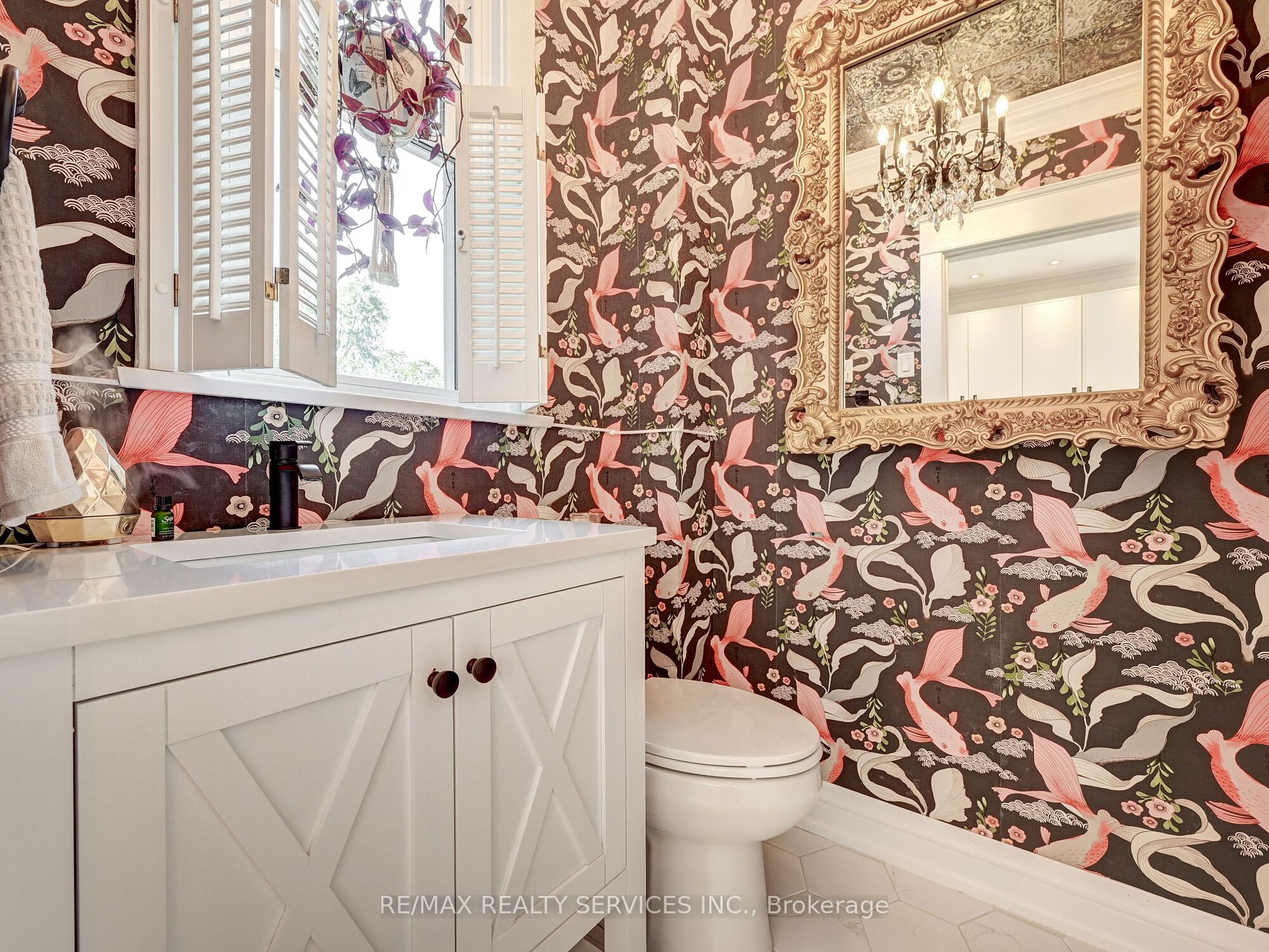 37 Elizabeth St S