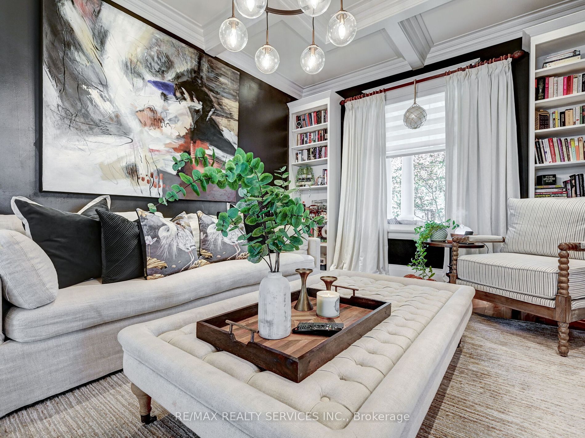 37 Elizabeth St S