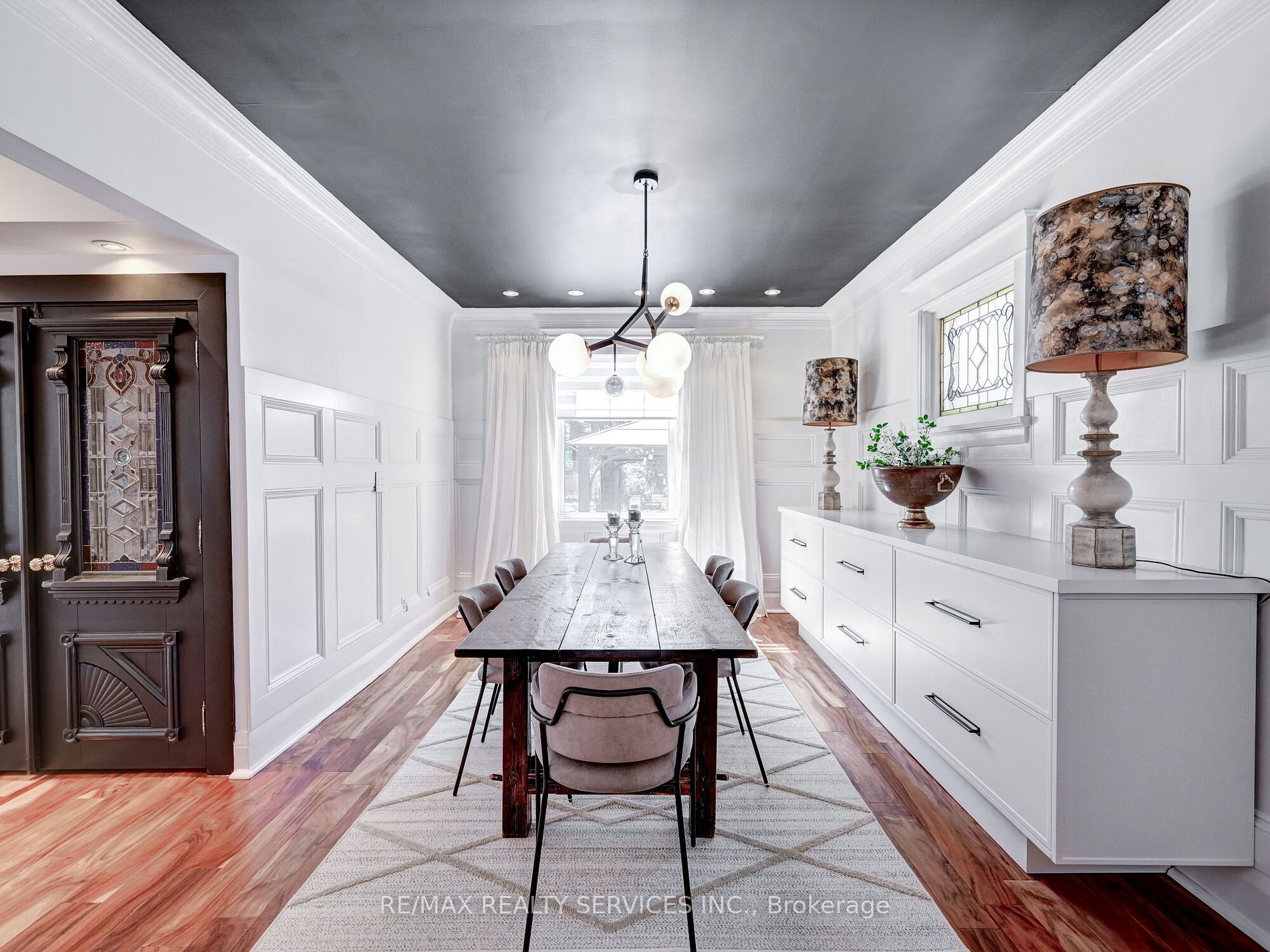 37 Elizabeth St S