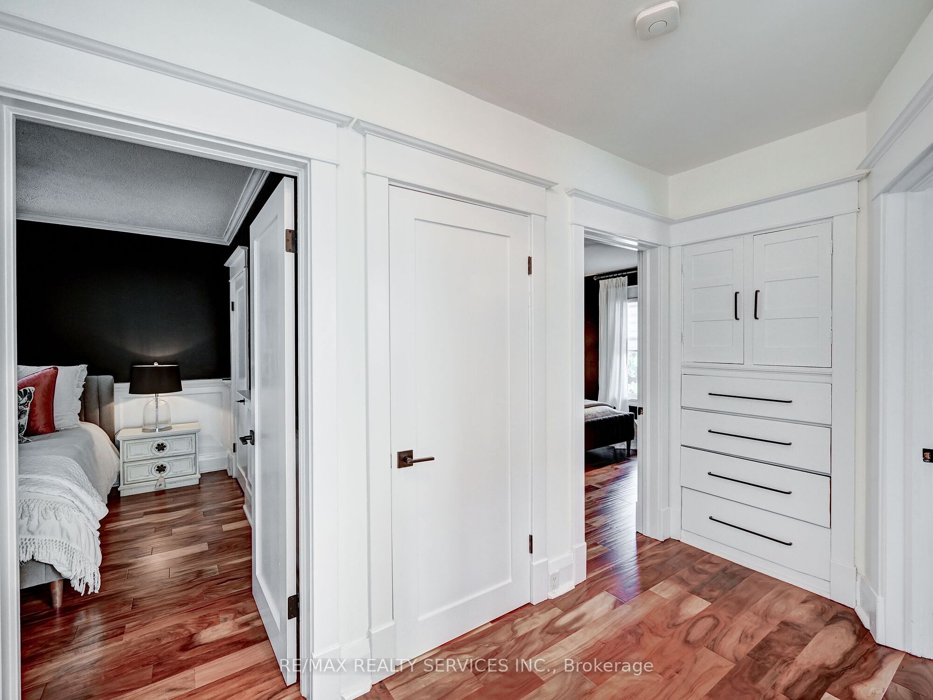 37 Elizabeth St S