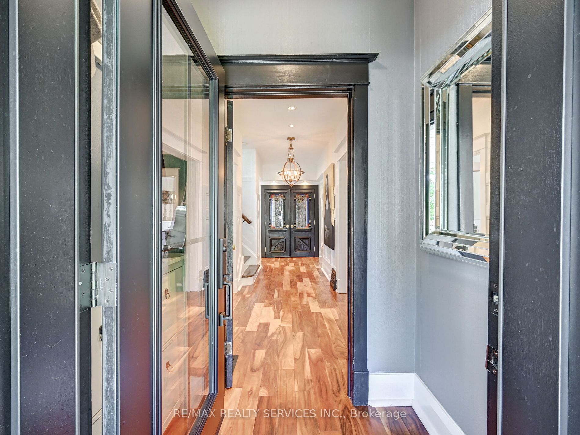 37 Elizabeth St S