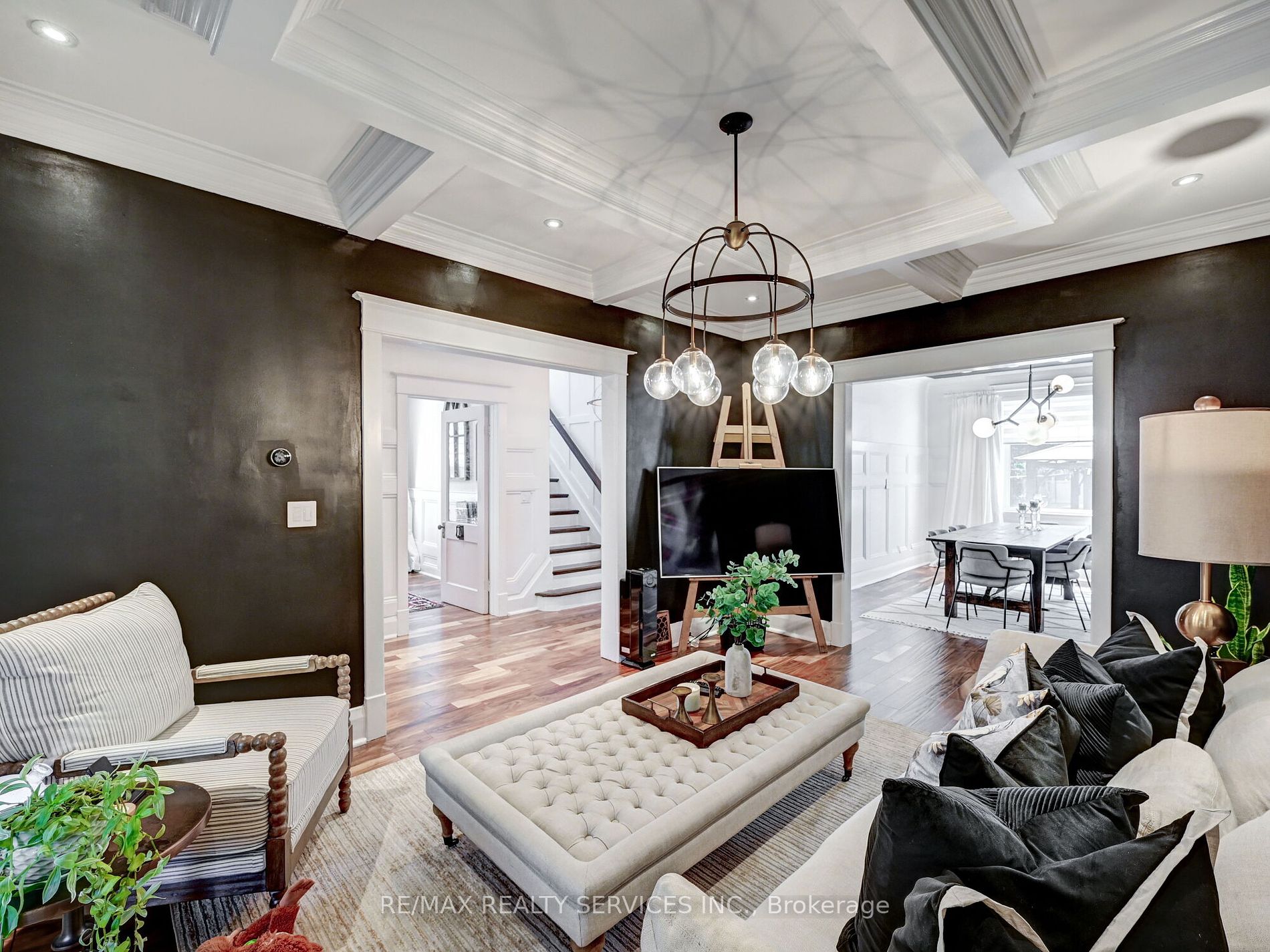 37 Elizabeth St S