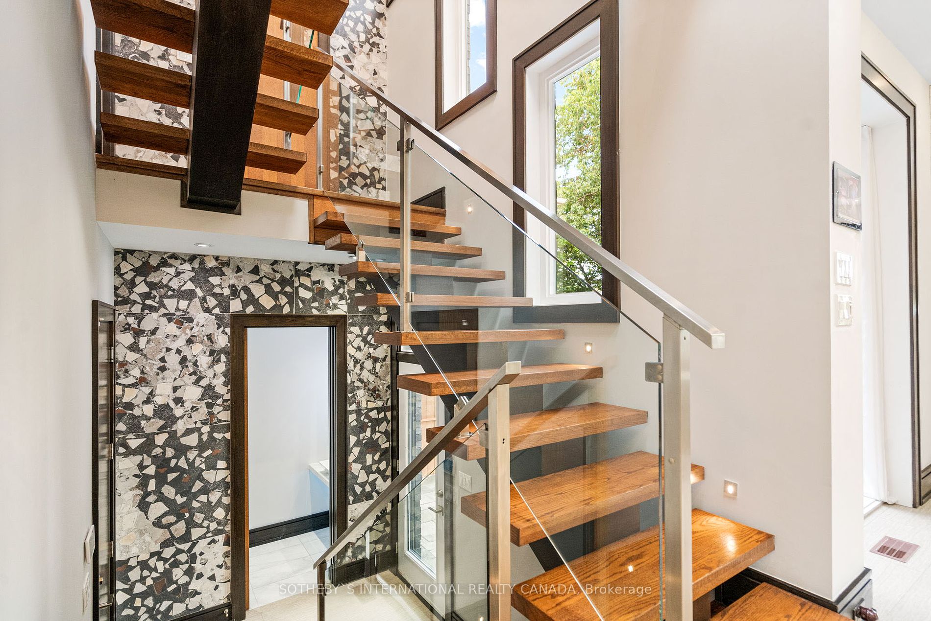 46 Ravenscrest Dr