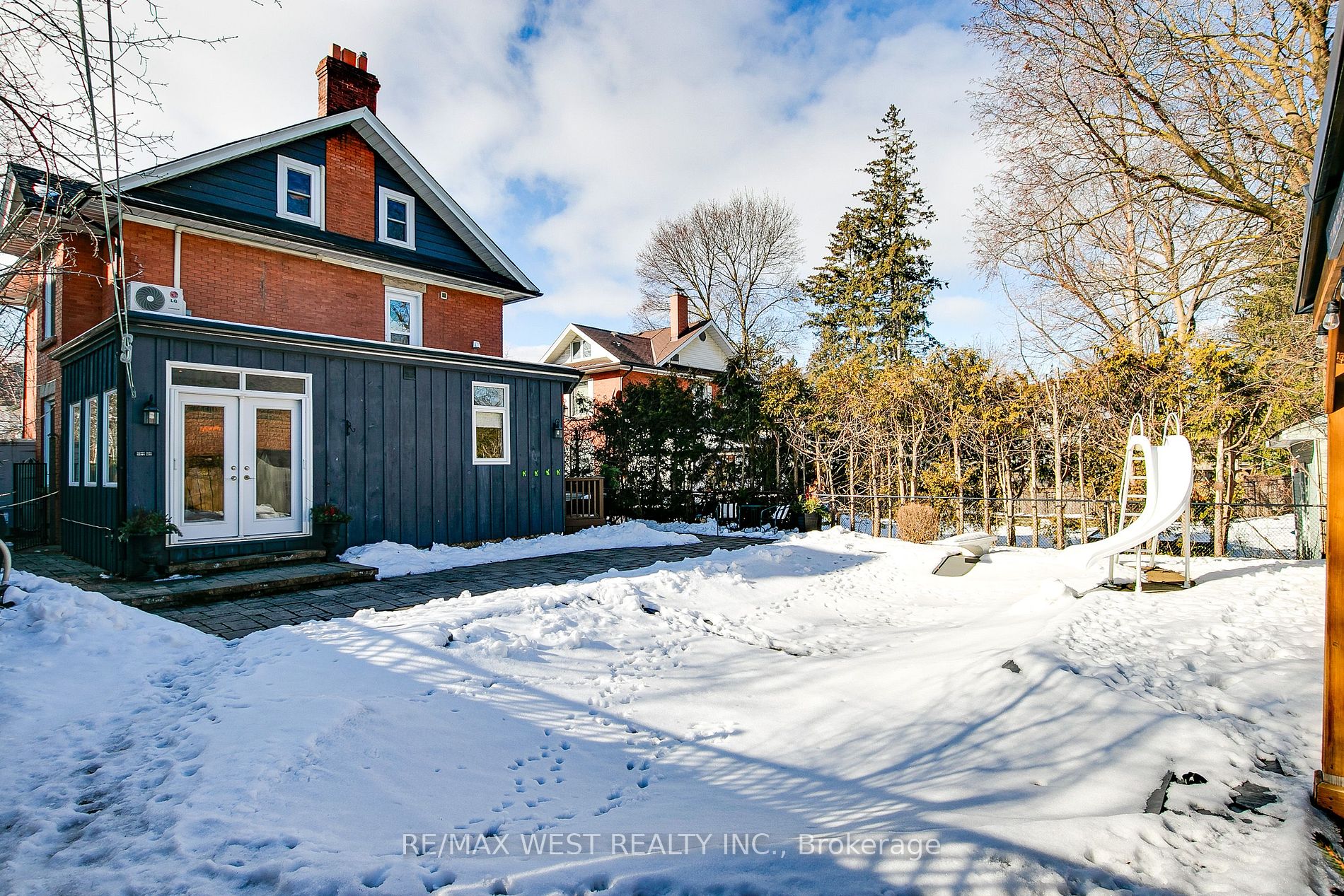 28 Charles St