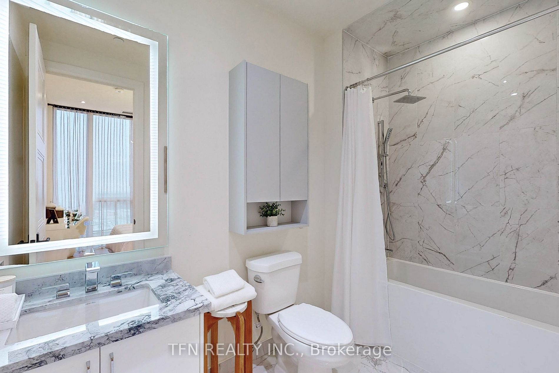 509 Dundas Street W, #814