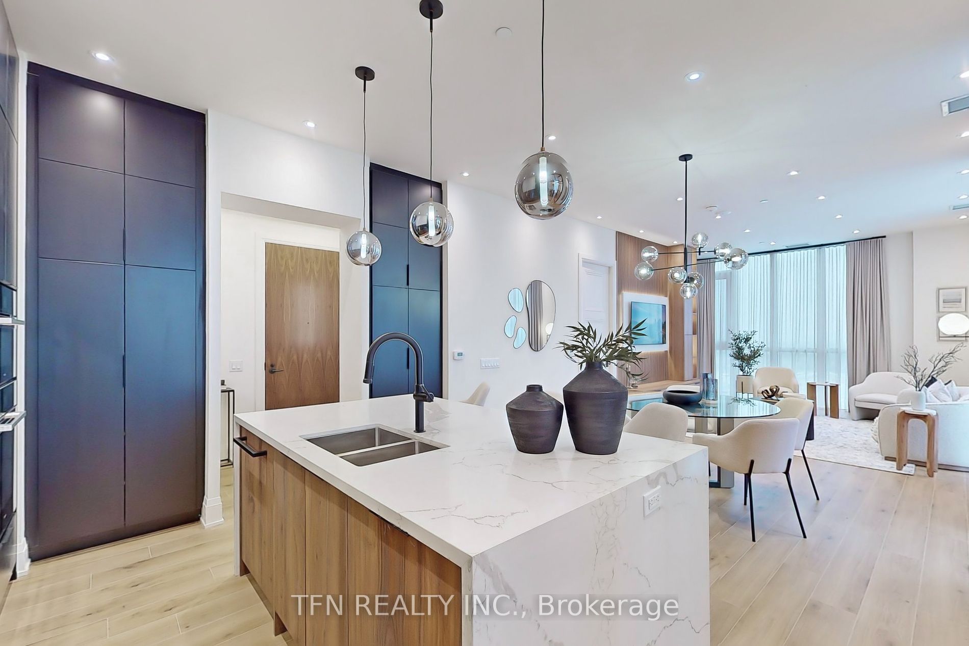 509 Dundas Street W, #814