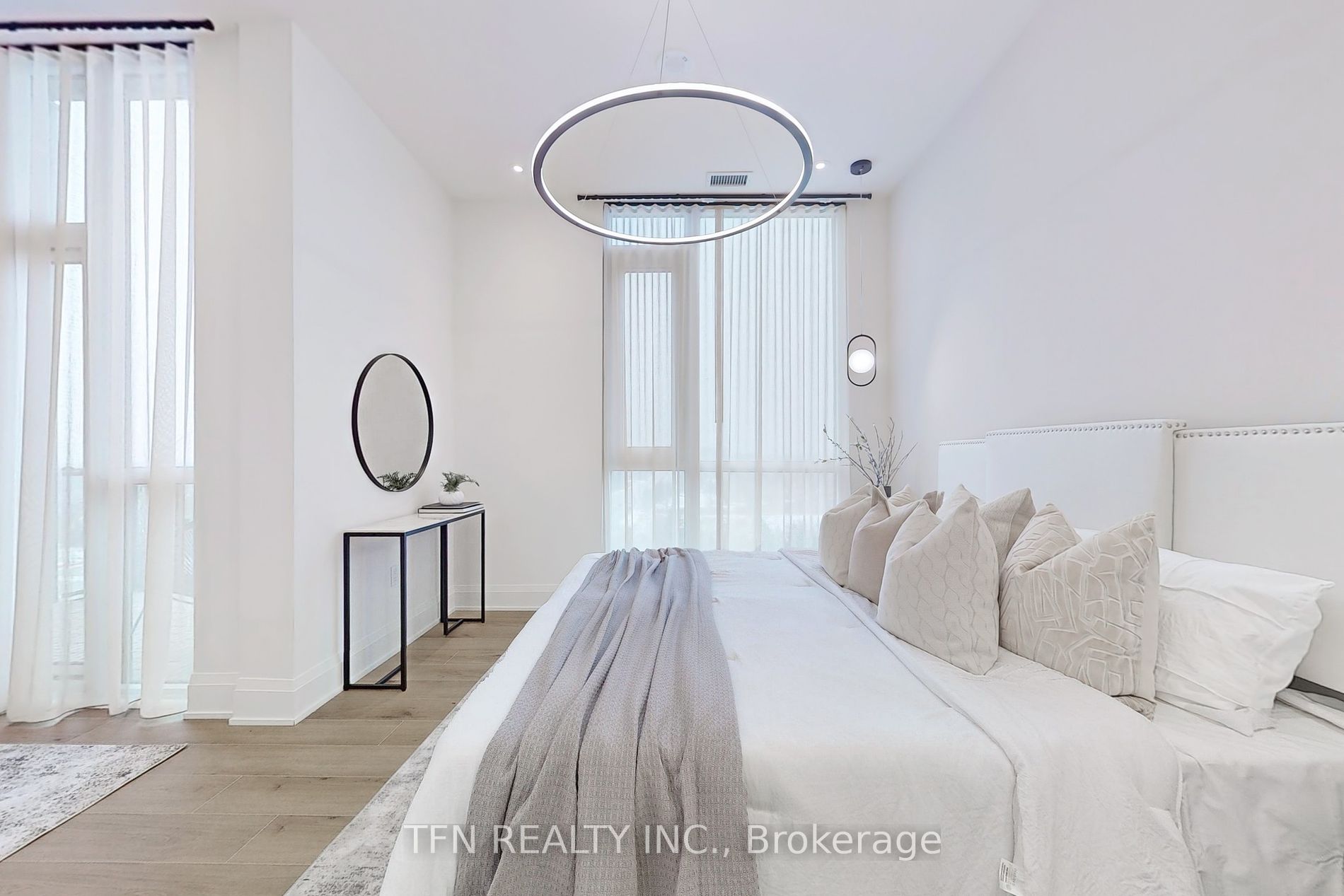 509 Dundas Street W, #814