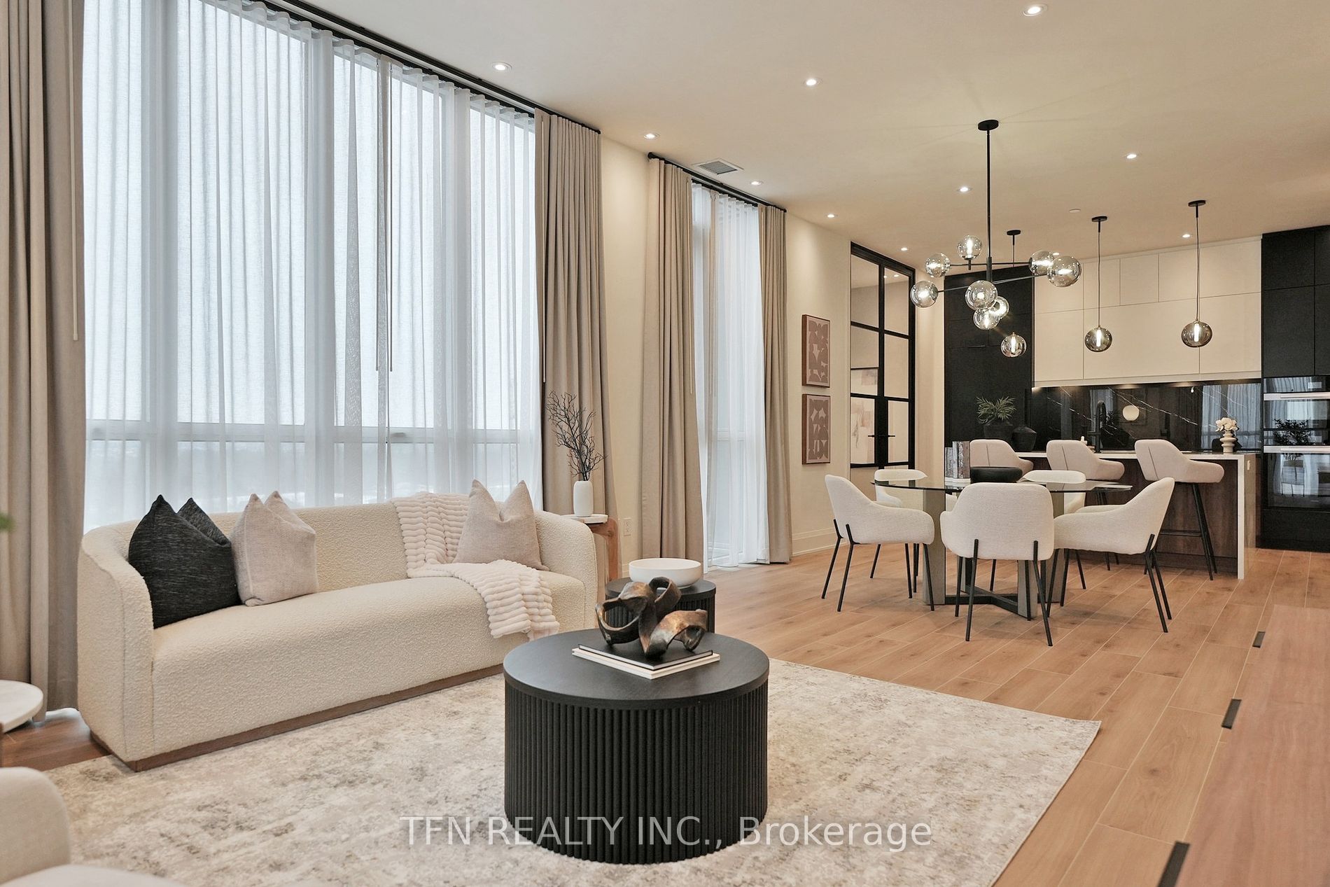 509 Dundas Street W, #814