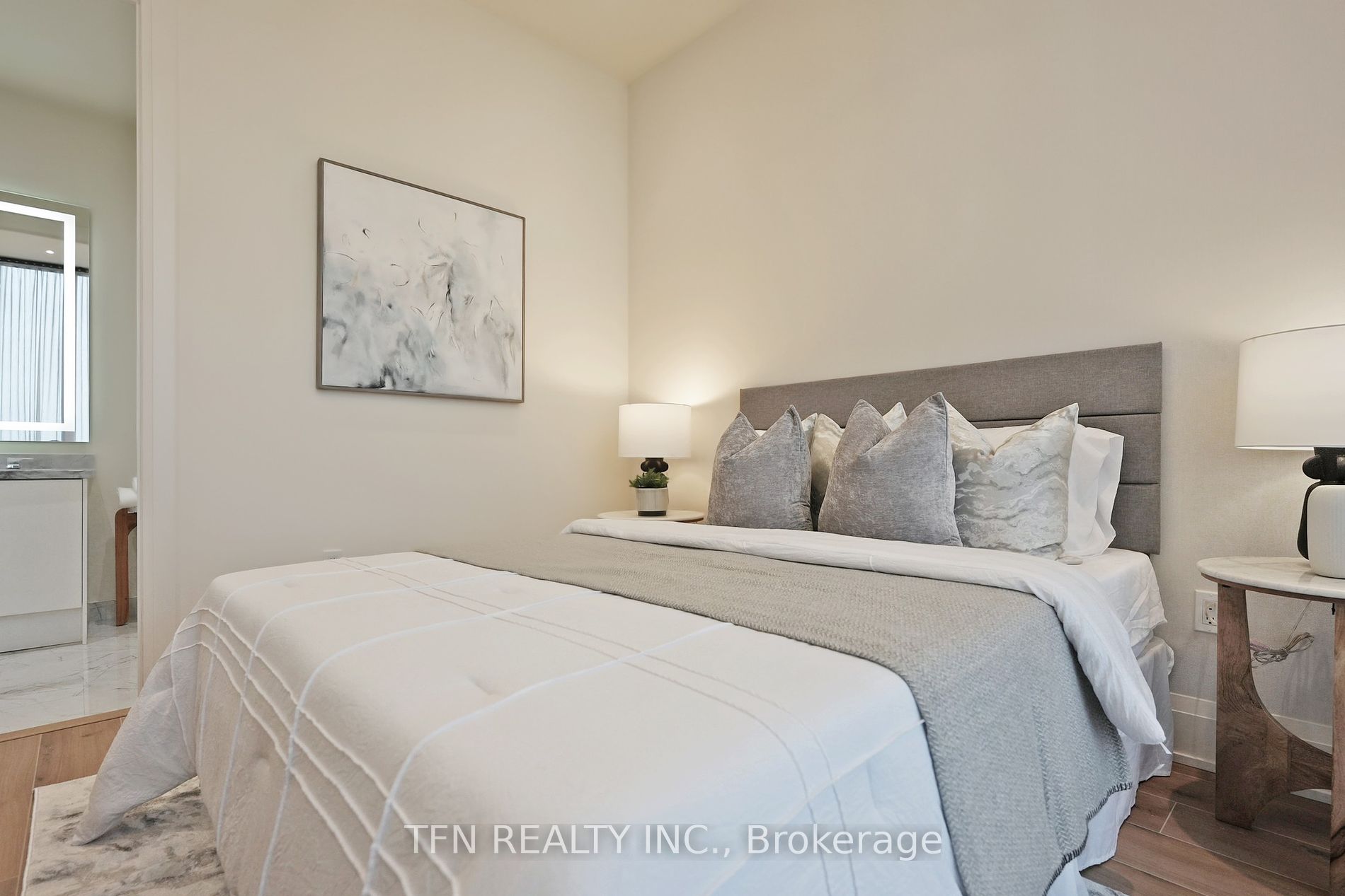 509 Dundas Street W, #814