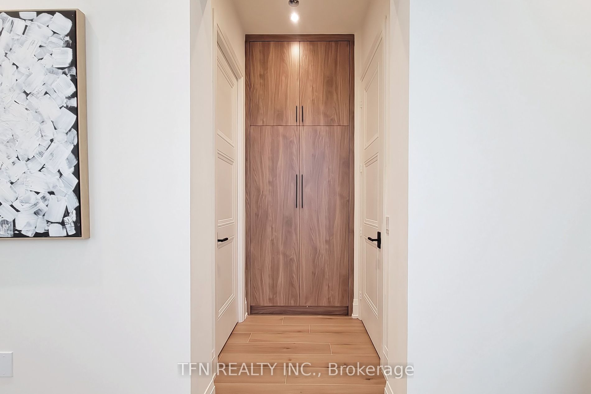 509 Dundas Street W, #814