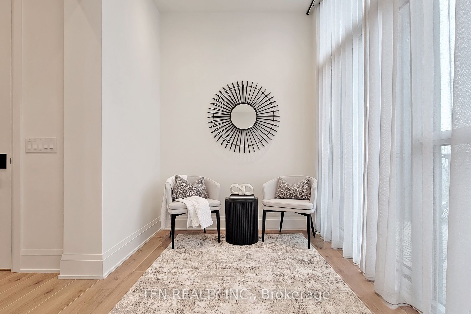 509 Dundas Street W, #814