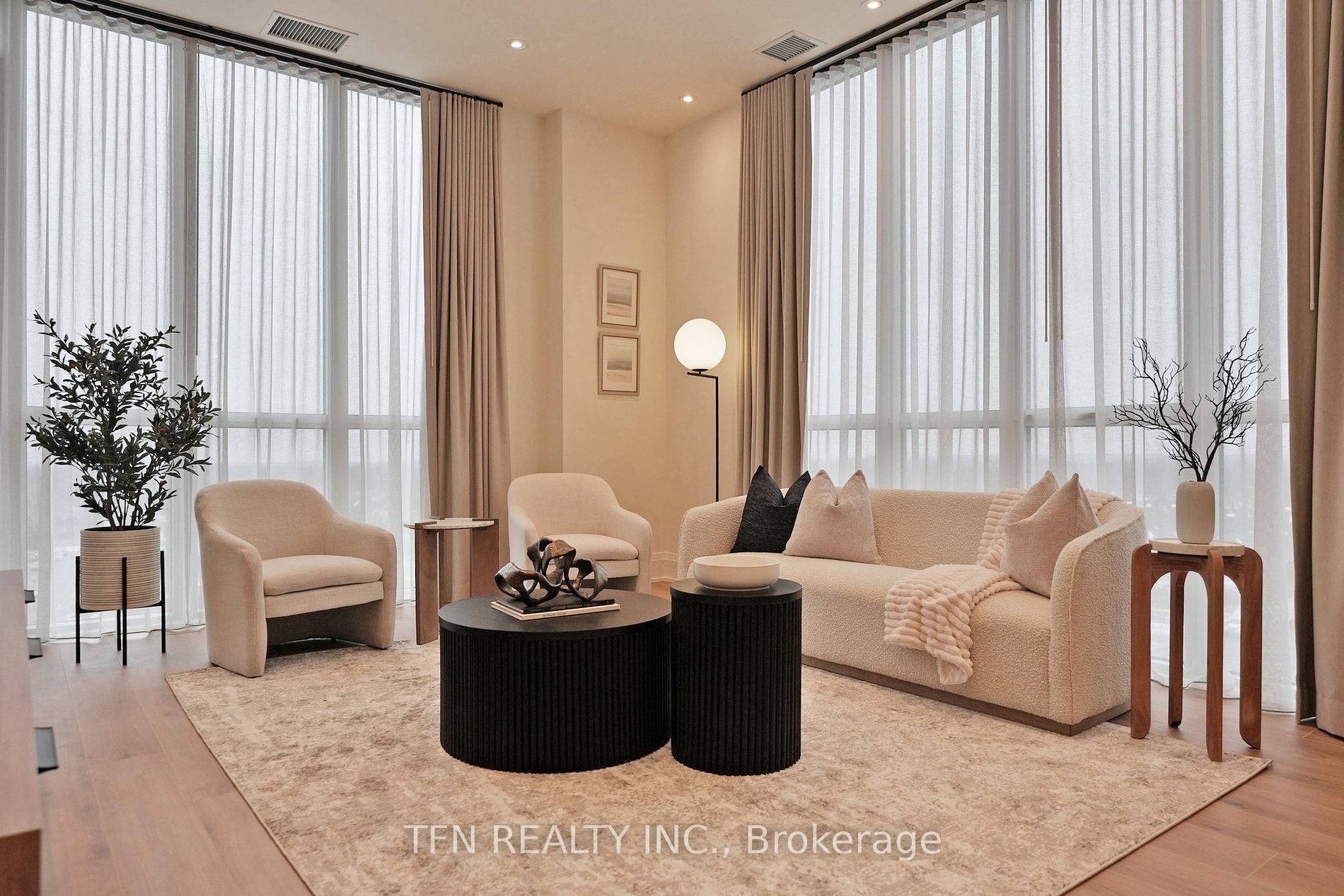 509 Dundas Street W, #814