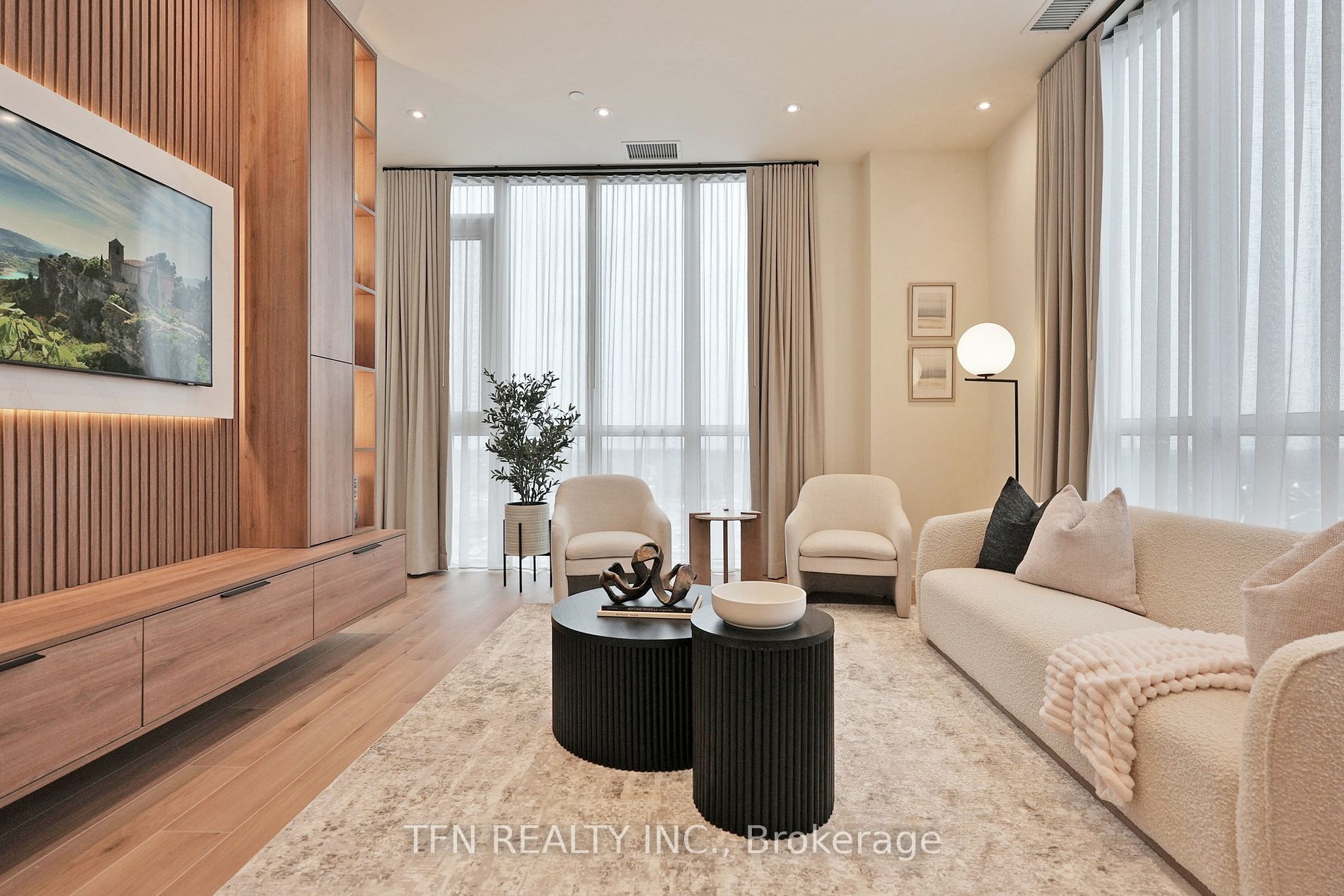 509 Dundas Street W, #814