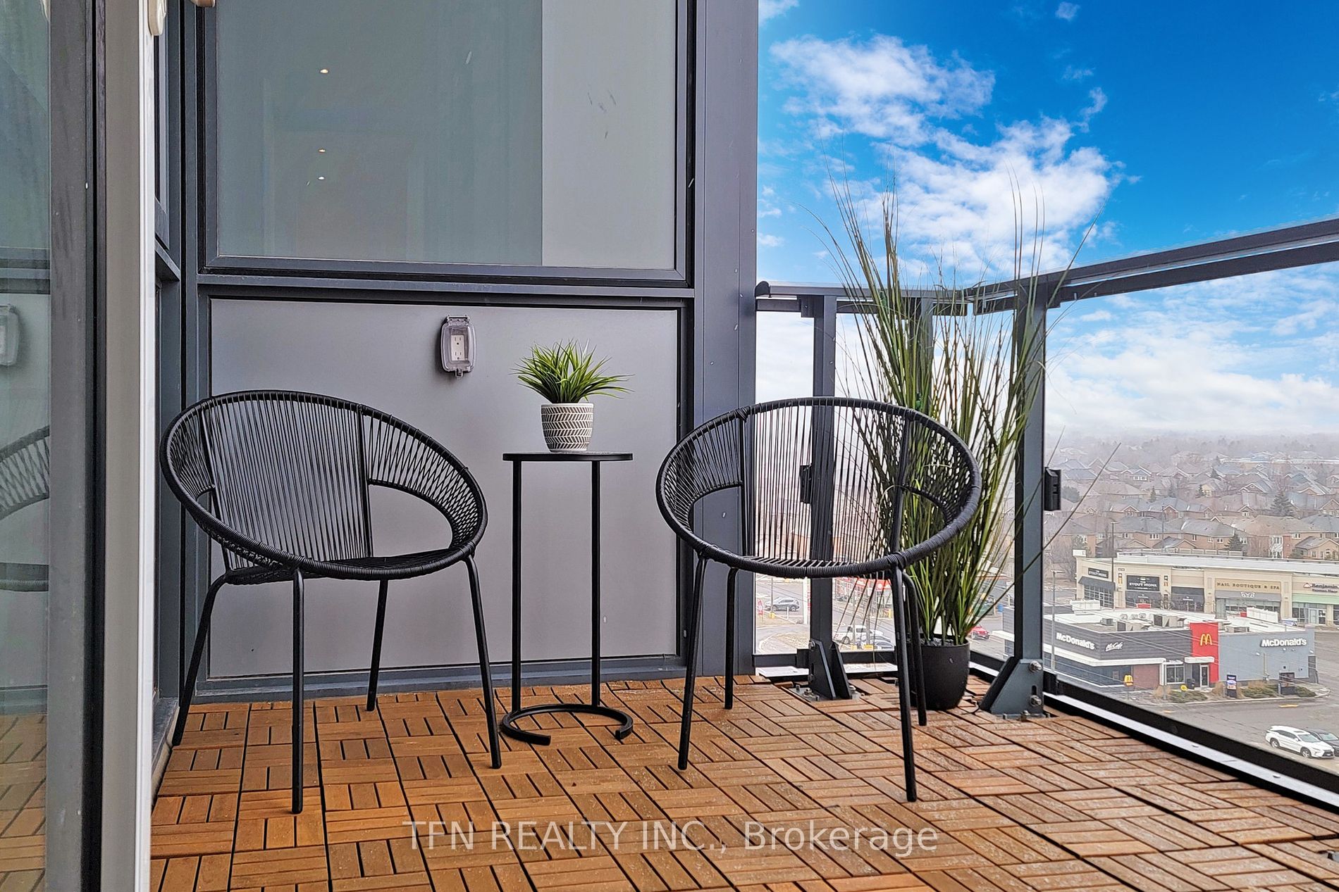 509 Dundas Street W, #814