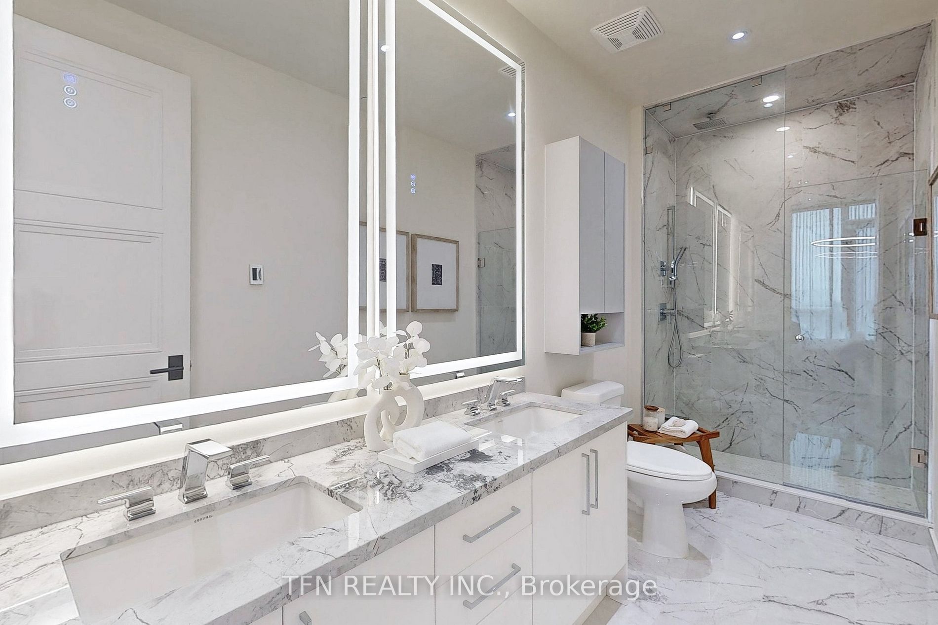 509 Dundas Street W, #814