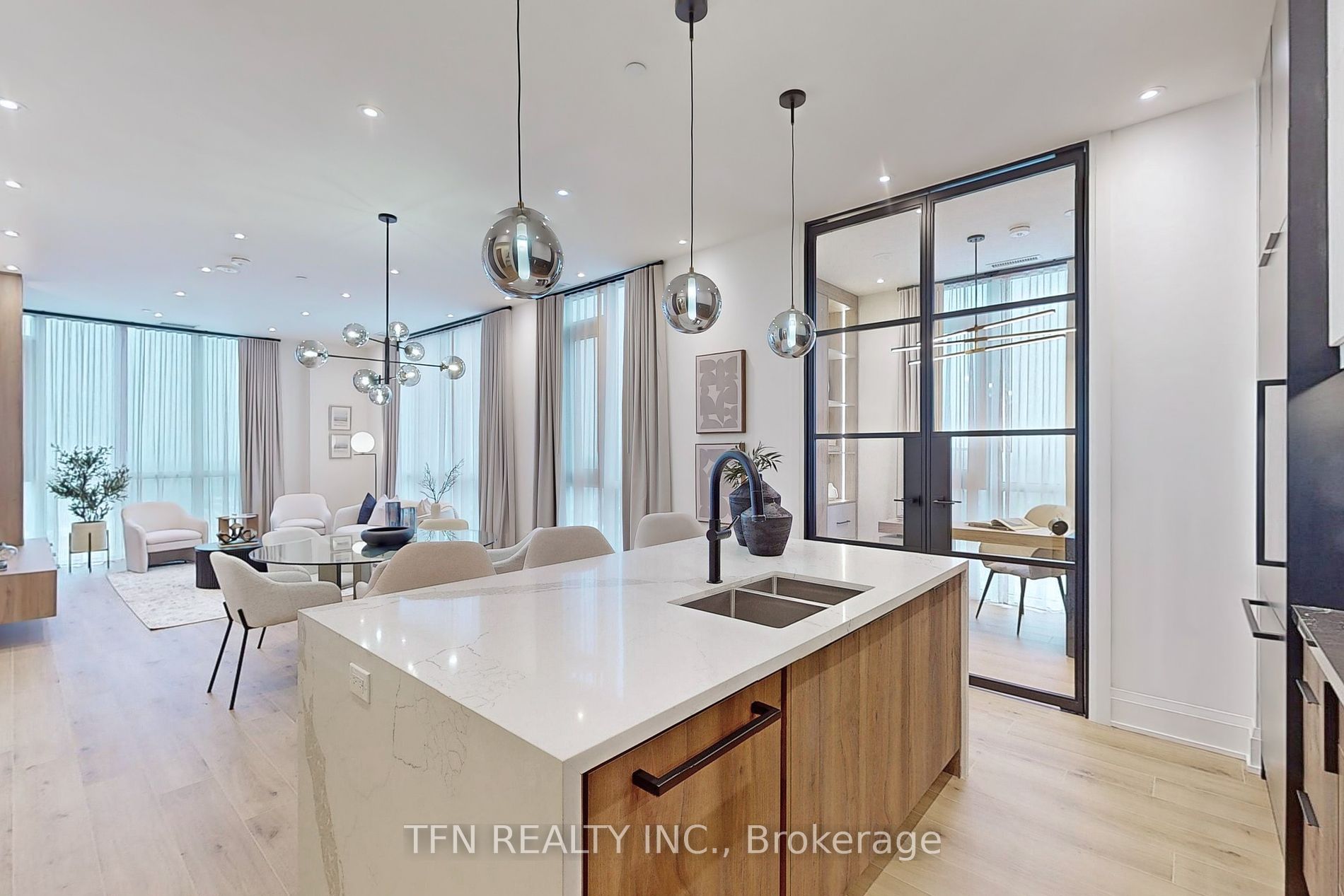 509 Dundas Street W, #814