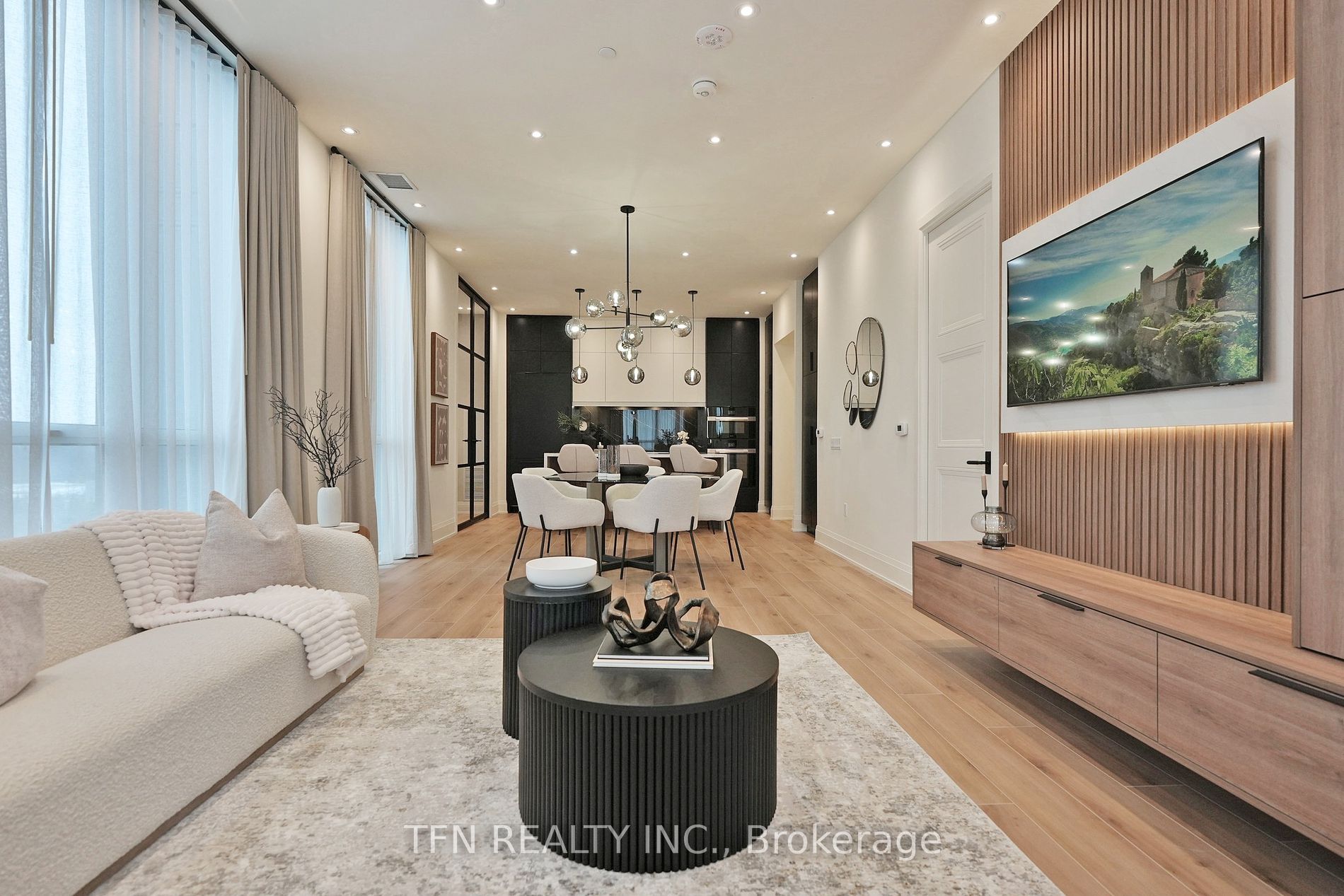 509 Dundas Street W, #814